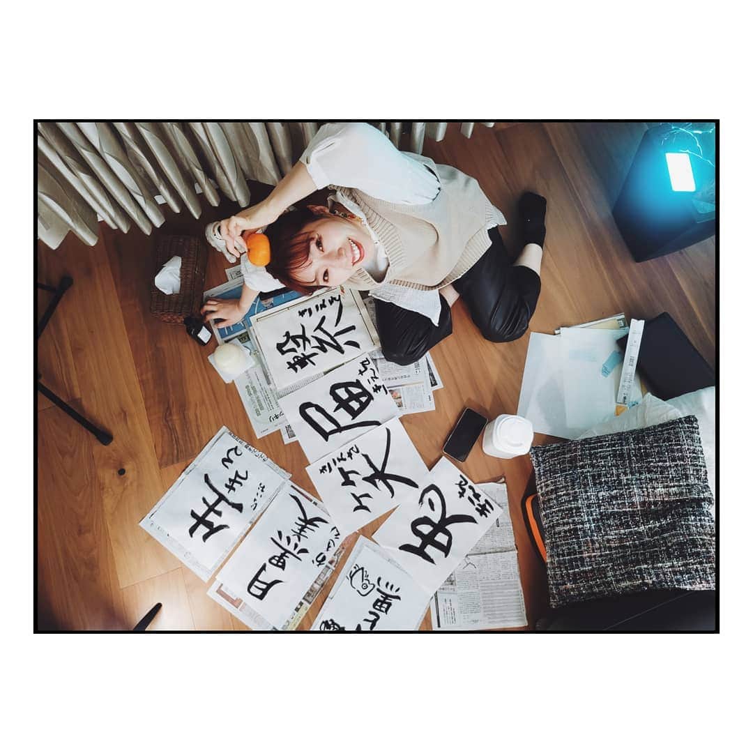 貴愛kwiae Officialのインスタグラム：「StreamingLive January🎍  ありがとうございました✨ ライブがなかなかできない日々が 相変わらずなのでこの年も配信でも 繋がれたら良いなぁと🤝❤️🔥  毎回ある謎のコーナーは 書き初めでした✍✨ 書き初めが初めてだった😌 筆って難しい。🥺 「笑」「届」「繋」「兎」 という四文字😊笑  うさぎはほぼリクエスト笑  アーカイブはないので、その時その時見てくれたみんなありがとう😌🔥 また来月🤝💫 * * * * * #streaminglive #youtube #like  #live #homelive #tokyo #配信ライブ #配信 #書き初め #書道 #難しい」