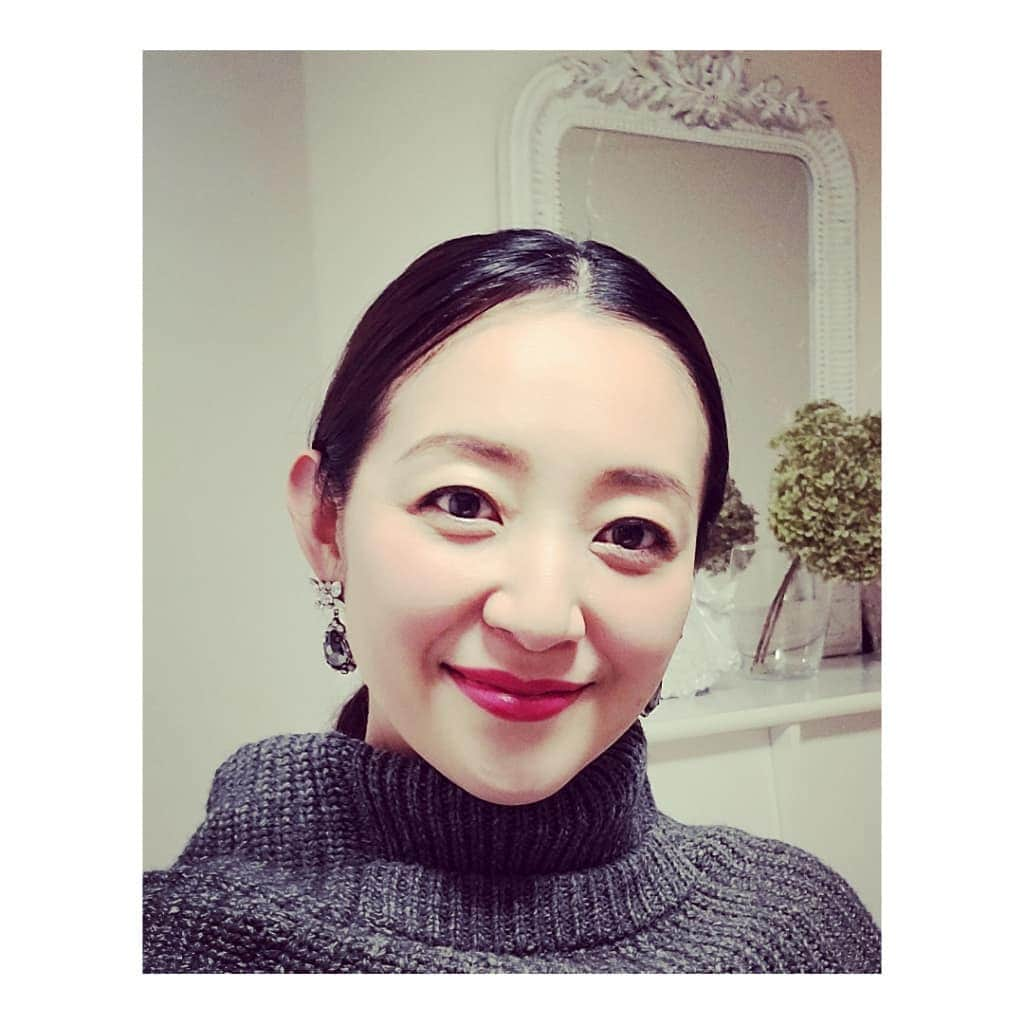 彩乃かなみさんのインスタグラム写真 - (彩乃かなみInstagram)「﻿ ﻿ 昨日は『MA』お稽古後﻿ 昨年からお声掛け頂いている﻿ 瀬奈じゅんさんのファンクラブリモートお茶会﻿ 『J’s room～新年会～』にゲスト参加させて頂きました！！﻿ ﻿ ﻿ 自宅から、麻子さん始め麻子さんのファンクラブの皆様や私の方からお申し込み下さいました皆様と繋がれる…あのとっても素敵な時間﻿ 自然な笑いが満ちていて本当に有り難く幸せなことだなぁ…としみじみ…💓﻿ ﻿ それはもちろん出演させて頂く度に思うのですが、昨日はなんでも“天赦日+一粒万倍日”という稀にみる幸運日だったらしく、そんな日に(お稽古は始まっていますが、人様の前に出させて頂くという意味で)お仕事始めの日が迎えられ…なんて幸先の良い2021年だろうと深く実感しました！ 心から感謝を…💓 ﻿ 本当にありがとうございました﻿ ﻿ ﻿ ﻿ #瀬奈じゅん さん #彩乃かなみ #specialday #happyday #newbeginnings﻿ #redlips 💄✨﻿ ﻿」1月17日 21時26分 - kanamiayano.official