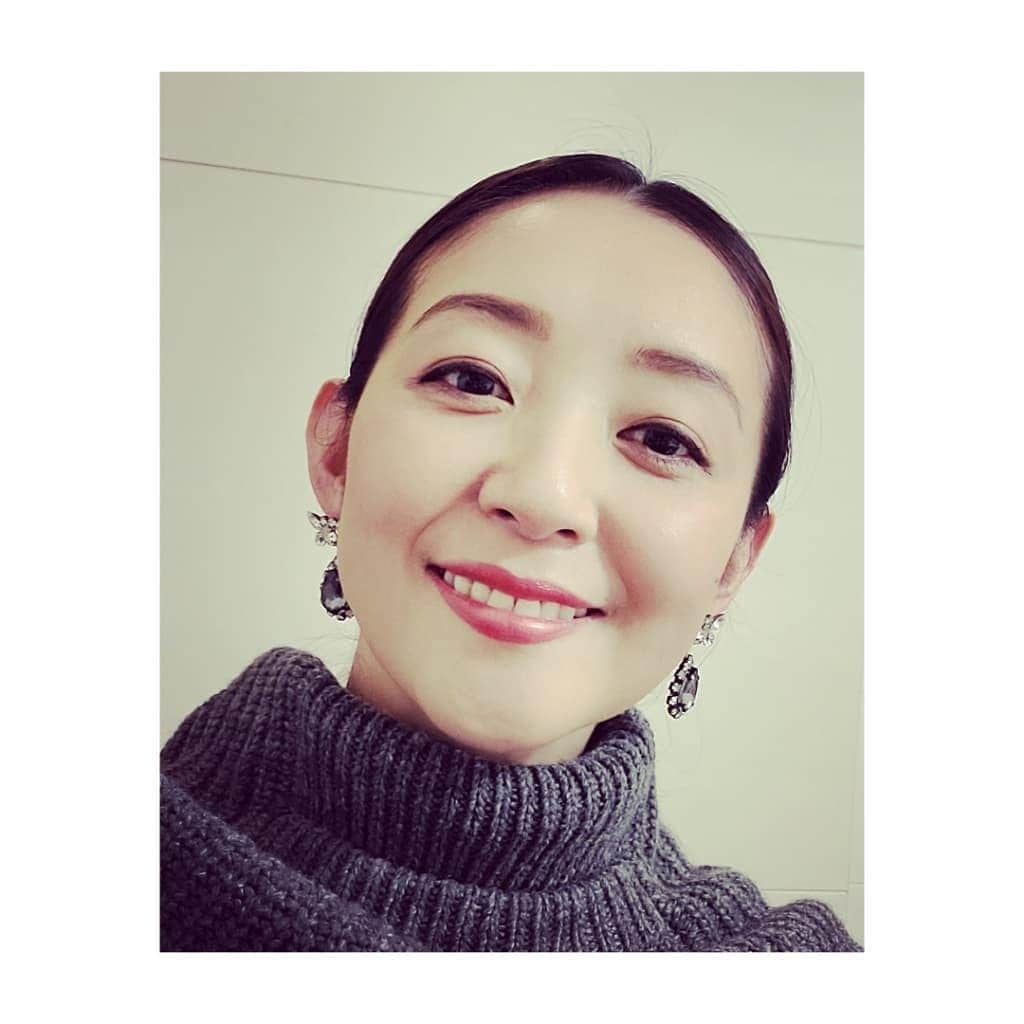 彩乃かなみさんのインスタグラム写真 - (彩乃かなみInstagram)「﻿ ﻿ 昨日は『MA』お稽古後﻿ 昨年からお声掛け頂いている﻿ 瀬奈じゅんさんのファンクラブリモートお茶会﻿ 『J’s room～新年会～』にゲスト参加させて頂きました！！﻿ ﻿ ﻿ 自宅から、麻子さん始め麻子さんのファンクラブの皆様や私の方からお申し込み下さいました皆様と繋がれる…あのとっても素敵な時間﻿ 自然な笑いが満ちていて本当に有り難く幸せなことだなぁ…としみじみ…💓﻿ ﻿ それはもちろん出演させて頂く度に思うのですが、昨日はなんでも“天赦日+一粒万倍日”という稀にみる幸運日だったらしく、そんな日に(お稽古は始まっていますが、人様の前に出させて頂くという意味で)お仕事始めの日が迎えられ…なんて幸先の良い2021年だろうと深く実感しました！ 心から感謝を…💓 ﻿ 本当にありがとうございました﻿ ﻿ ﻿ ﻿ #瀬奈じゅん さん #彩乃かなみ #specialday #happyday #newbeginnings﻿ #redlips 💄✨﻿ ﻿」1月17日 21時26分 - kanamiayano.official