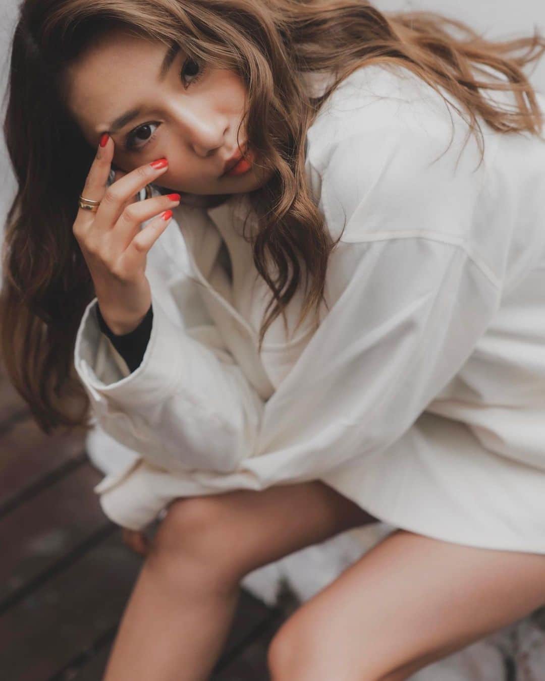 新井ニーニャのインスタグラム：「.  今日は少し肌寒かったなぁ☁️ 生脚は流石に応えた←  お仕事して、帰宅して家族で歌うま見てました🎤🎶  るきは今、BTSのdynamiteの振り付けを練習してて れいじは残酷な天使のテーゼを練習してて  兄弟でボーカルダンスユニット👨🏼‍🎤🕺になったら 凄いなぁママ、マネージャーになって 応援するわぁ🥺📣🚩ってなってるなうです💖  昔々、avexの練習生だったわたし🥺🙌❤️ (ラブママの後だけど🙏) ダンスもボーカルレッスンも 凄い方々に教えてもらっていた分 息子たちに教えられたらいいなぁ😌❣️ #昔から熱血すぎて泣かれる  るきれいが小さい頃、ポージング指導する時も 厳しすぎてよく泣かせてしまってたなぁ🥲 つい熱くなってしまうんだよなぁ😞#反省 (それぞれ0歳から9歳ぐらいまで モデルやってました👶🏻)  でも、2人の成長は楽しみすぎる❣️✨ どんな大人になるんだろう🥰 ダンスがある程度うまくなってきたら TikTok始める予定みたいです😚💕  #撮影 #モデル撮影 #モデル親子 #3児の母 #ママネタ #ママあるある #日曜日はビール飲みたい #男の子ママ  #男の子のママ #男の子育児 #3きょうだい #3兄弟ママ  #子供の将来の夢」