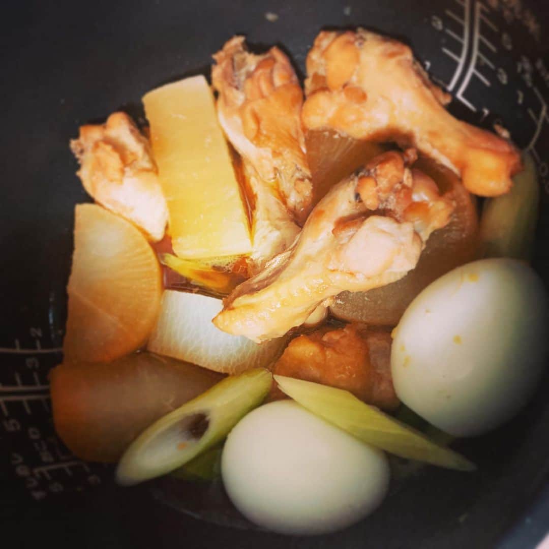 田井弘子さんのインスタグラム写真 - (田井弘子Instagram)「楽ちん  #手羽元と大根の煮物  #炊飯器料理   材料放り込むだけw 玉子もう少し、浸して置きたかったかな。 でも肉も大根も柔らかくて美味しかったでーす！ 煮崩れしないから、面取りもしなくてOK！」1月17日 21時33分 - hirokotai