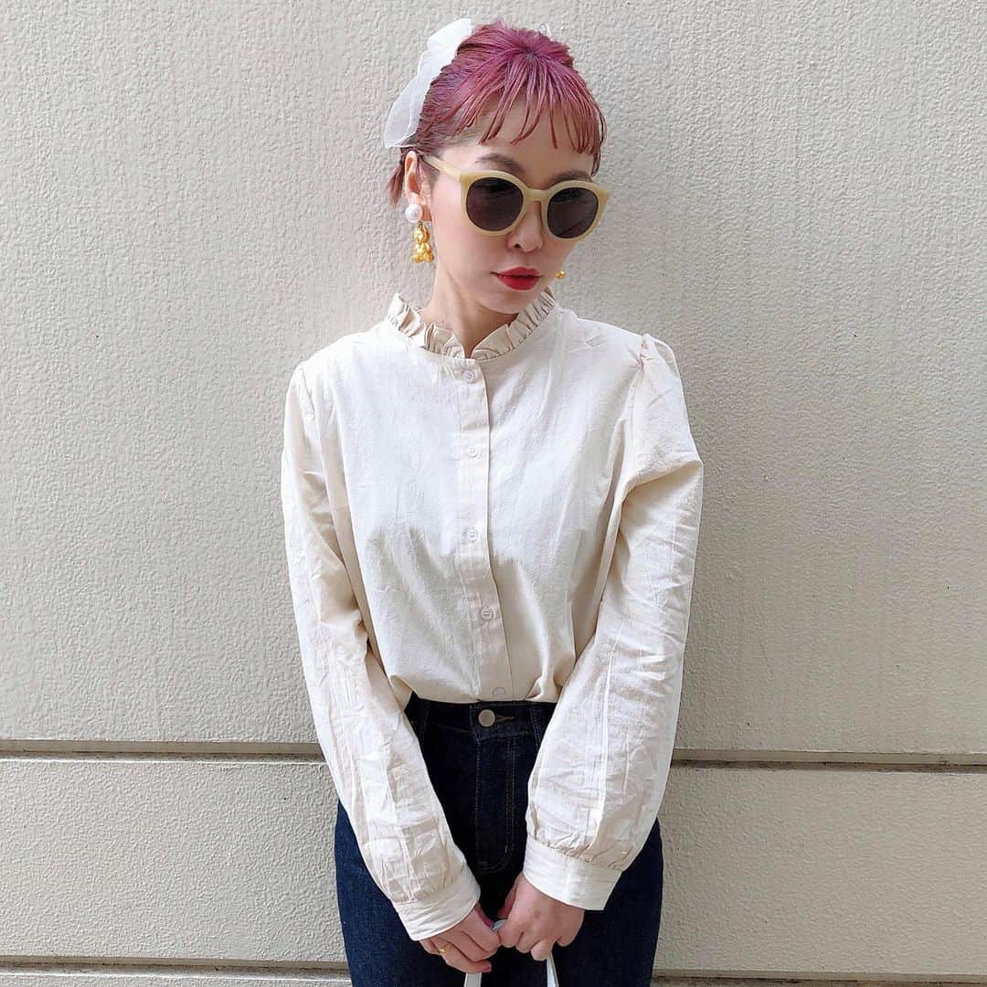 のインスタグラム：「． ★#ママコーデ ★．  本日の#お仕事コーデ は #アクアガレージ の #コットンブラウス　🍒  @aquagarage   春にもたくさん使えるね💓 首元のフリルが#ガーリー で 女の子らしいデザイン😘  そろそろ少しずつ春物集めたいな♪  今日つけてた#口紅 いい色💓 #ベアミネラル  @bareminerals_jp   #aquagarage#ブラウス #ブラウスコーデ #ガーリーコーデ  #girly#girlyfashion  #girlystyle #きれいめコーデ  #きれいめファッション  #きれいめカジュアル #韓国風ヘア #韓国ヘア  #韓国メイク #韓国風ヘア  #bareminerals#メイク #makeup #ピンクヘアー  #pinkhair #ヘアカラー  #ファッション」