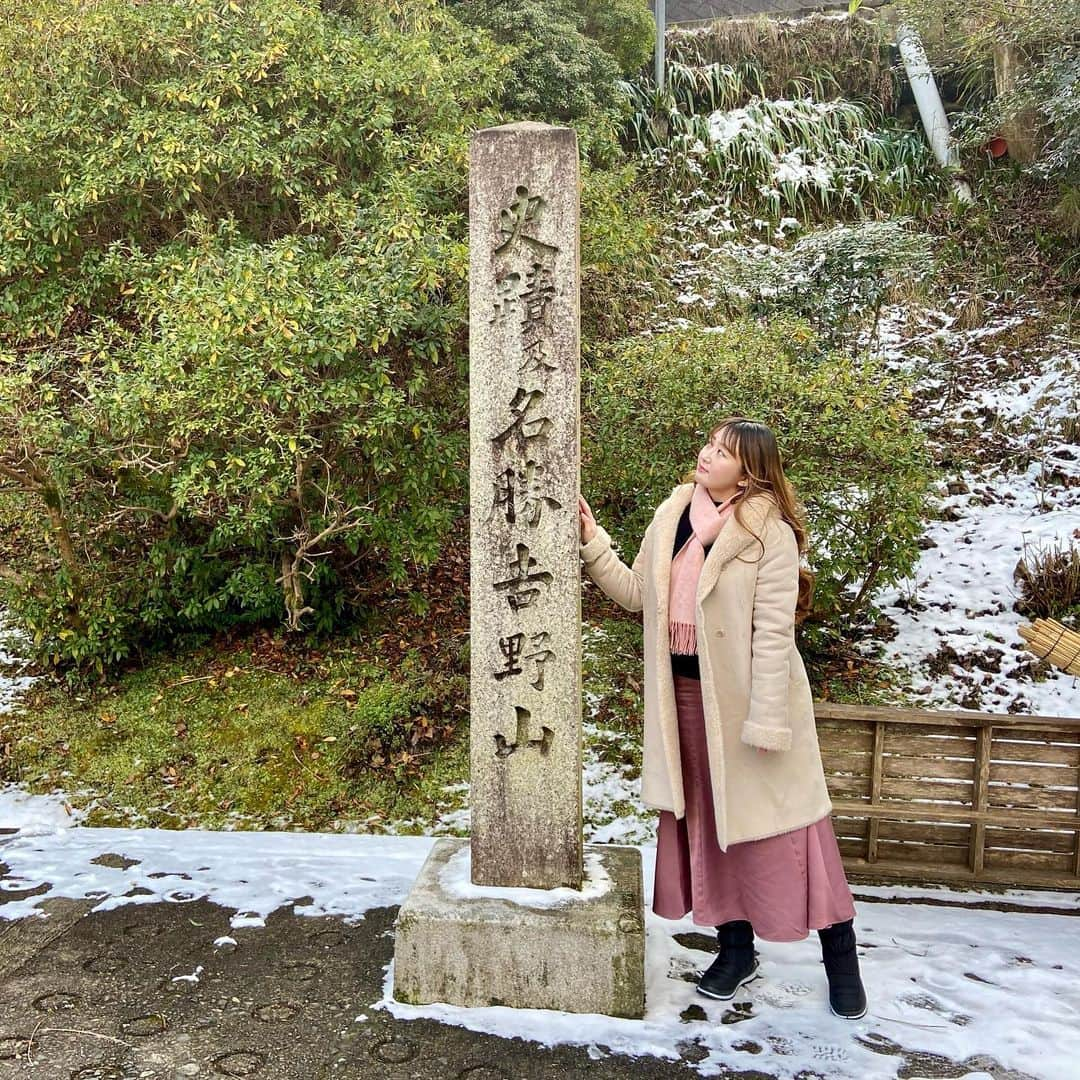 上野貴穂さんのインスタグラム写真 - (上野貴穂Instagram)「.﻿ 吉野山 峰の白雪 ふみわけて 入りにし人の 跡ぞ恋しき﻿ (吉野山の峰の白雪を踏み分けて﻿ 姿を隠していったあの人のあとが恋しい)﻿ ﻿ 源義経の側室だった静御前の歌です。﻿ ﻿ 吉野山は源頼朝に追われた源義経と静御前が﻿ 別れた場所だそうで、﻿ その後の静御前の境遇や気持ちを思うと すごく切なくなりました🌨﻿ ﻿ ﻿ #奈良 #静御前 #源義経 #義経」1月17日 21時35分 - kiho_ueno