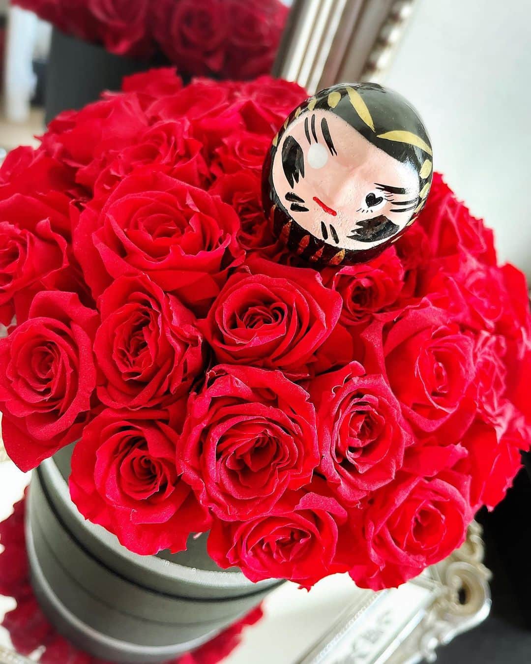 CHIKAさんのインスタグラム写真 - (CHIKAInstagram)「. 願い事を込めて左目を描き入れ、願い事が叶ったら右目を描き入れるそう。 . 私自身も、周りにいてくださる皆様も、みんなの目がハートになっちゃうほど、毎日幸せに過ごせる事を願って♡ . . #だるま#ダルマ#達磨#お正月#だるまみくじ」1月17日 21時35分 - chika72714