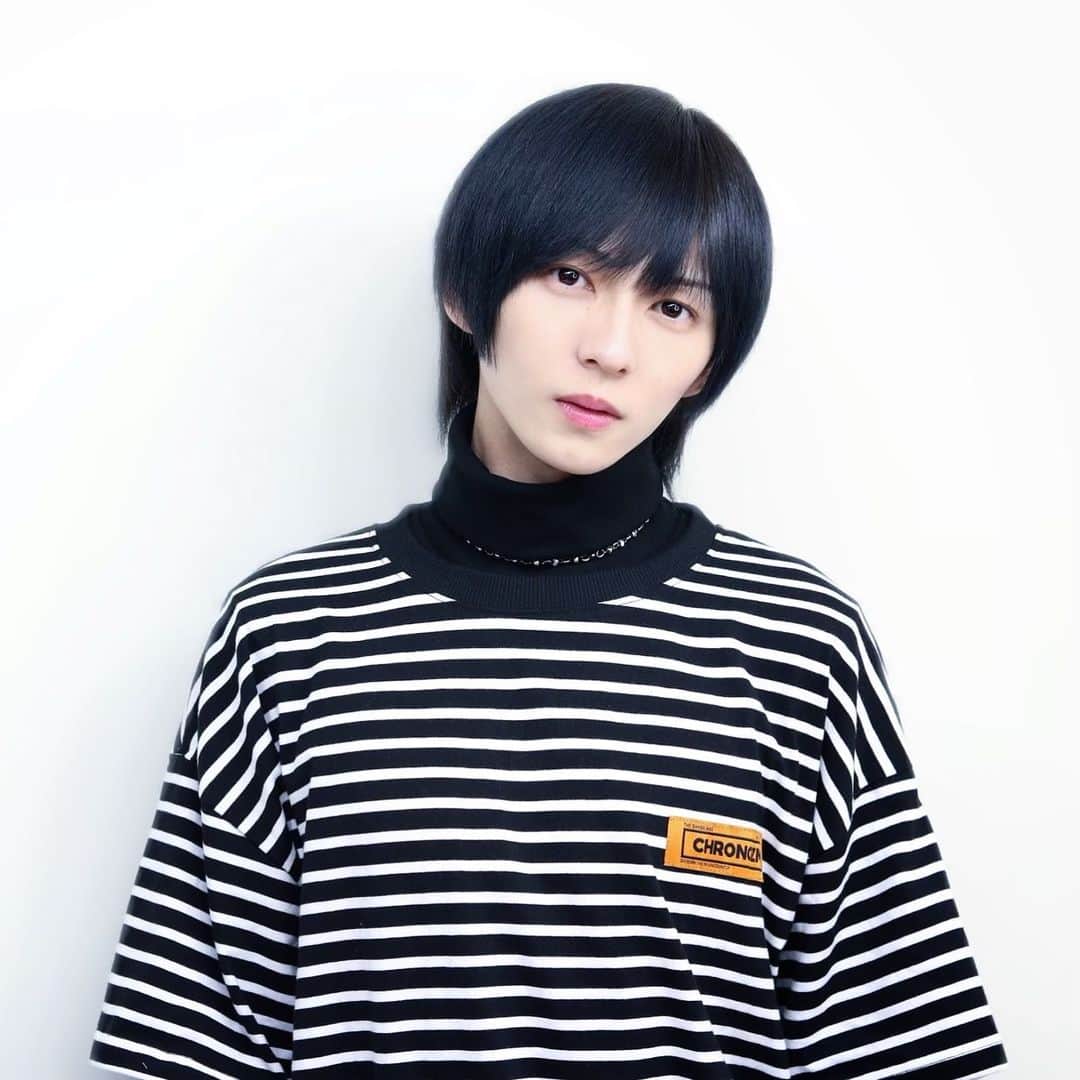 宮崎湧（なのっくす。）のインスタグラム：「こんばんは！砂さんにカットカラーしてもらいました👾🟦強め！ キアイガハイル  clothes @chronoizm」
