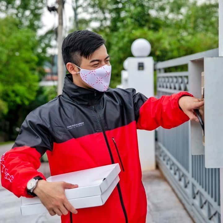 エアアジアのインスタグラム：「WE’RE FINALLY HERE! 📍  In just a few clicks, your orders will be delivered at your doorstep!  Download airasia, the Asean super app now to avail the UNLIMITED FREE DELIVERY* for your FOOD, FRESH, & SHOP purchases!  T&Cs apply. #airasiadelivers __________ *Promo is applicable in Klang Valley only. Launching in more cities soon. Stay tuned.」