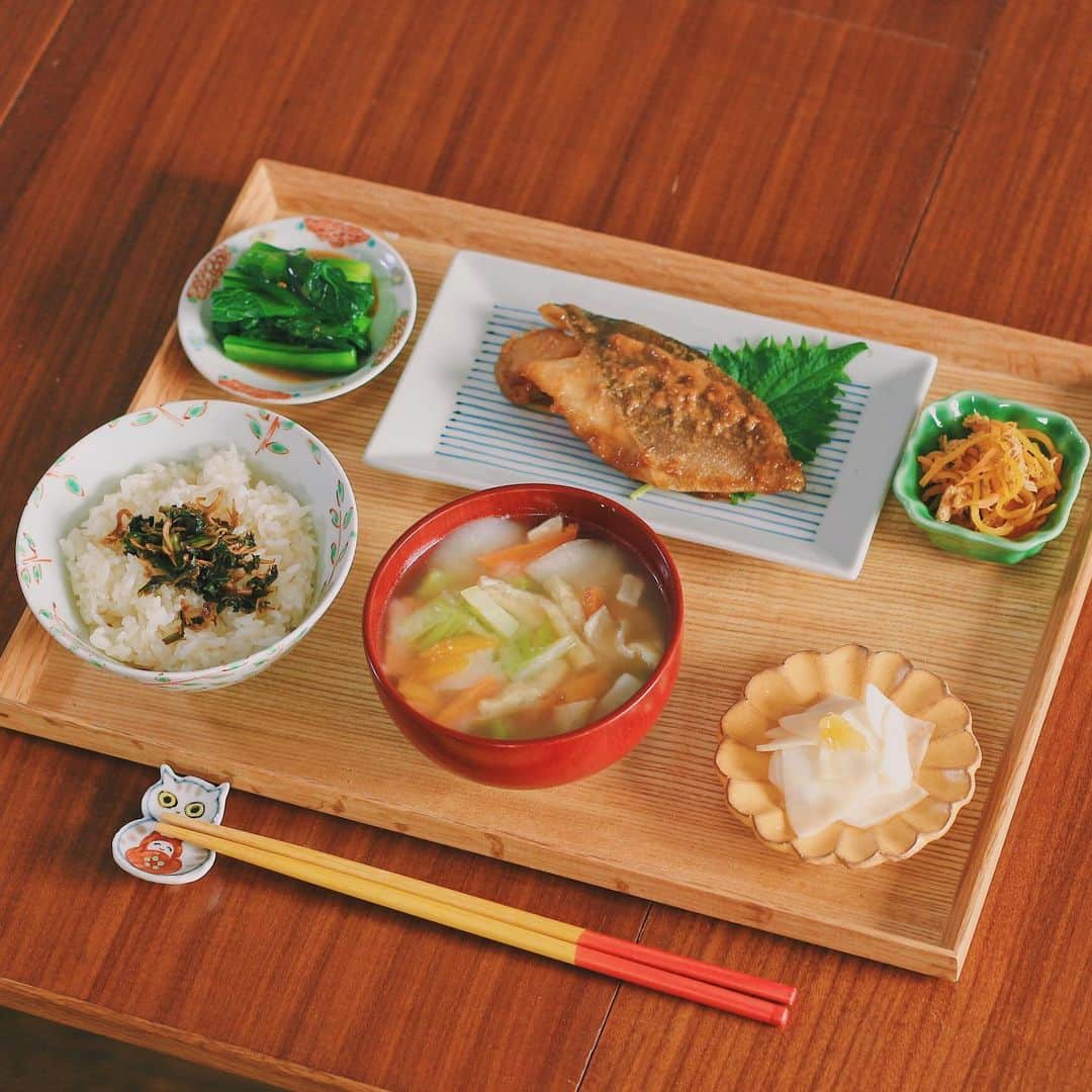 Kaori from Japanese Kitchenさんのインスタグラム写真 - (Kaori from Japanese KitchenInstagram)「【レシピまとめました】昨日の料理ライブで作った定食。 ・ こんばんは。今日の朝昼ごはん。 昨日の料理ライブ見てくださった方々 ありがとうございました。 合計4品作りました。 見逃した方のために 作ったものの分量と簡単なレシピは スワイプして5枚目から載せてますので 参考になれば幸いです。 今日作ったのは味噌汁のみ。 味噌汁の具材は余った野菜の端切れに 油揚げを足して作りました。 無駄なく丸ごとお野菜食べ切れました☺️ 緑が足りなかったので 夫が茹でてくれたほうれん草を添えて彩りバッチリ◎ ・ ライブ中にテンパってる中コメントでフォローしてくれたり、中高の友達のお母さんがライブ中にコメントくれたりと、料理ライブやりつつ世間話多めでオンラインでスナックを運営してる気分でした😂 コメントくれた方のことはだいたい覚えてます！コメントしてくれたら嬉しいですが、サイレントでも試聴してもらえるだけで嬉しいので機会あれば次回のライブも遊びに来てください。(1月中もう一回やりたい) 今日もお疲れ様でした。 ・ ・ ・ 今日で阪神淡路大震災から26年。 今日も変わらず元気に過ごせたことが あの日以来二度と会えなくなった友達への弔いです。 ・ ・ ・ 【おしながき】 かぶの葉ふりかけごはん かぶ、にんじん、油揚げのお味噌汁 かぶの甘酢漬け たらの味噌焼き ほうれん草のごまポン酢かけ ツナのにんじんしりしり ＊薬膳走り書きは今日お休みします＊ ・ ・ ・ 2021.01.17 Sun Hi from Tokyo! Here’s Japanese brunch: ・ ・ ・ #Japanesefood #breakfast #朝ごはん #おうちごはん #早餐 #薬膳 #うつわ #自炊 #家庭料理 #松浦ナオコ #和食 #小澤基晴 #一汁三菜 #雪娘 #喜多屋醸造店」1月17日 21時48分 - coco_kontasu