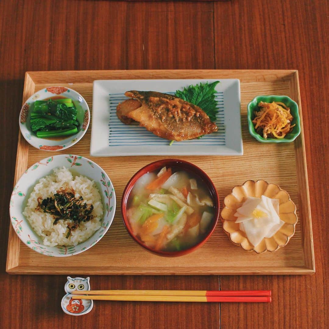 Kaori from Japanese Kitchenさんのインスタグラム写真 - (Kaori from Japanese KitchenInstagram)「【レシピまとめました】昨日の料理ライブで作った定食。 ・ こんばんは。今日の朝昼ごはん。 昨日の料理ライブ見てくださった方々 ありがとうございました。 合計4品作りました。 見逃した方のために 作ったものの分量と簡単なレシピは スワイプして5枚目から載せてますので 参考になれば幸いです。 今日作ったのは味噌汁のみ。 味噌汁の具材は余った野菜の端切れに 油揚げを足して作りました。 無駄なく丸ごとお野菜食べ切れました☺️ 緑が足りなかったので 夫が茹でてくれたほうれん草を添えて彩りバッチリ◎ ・ ライブ中にテンパってる中コメントでフォローしてくれたり、中高の友達のお母さんがライブ中にコメントくれたりと、料理ライブやりつつ世間話多めでオンラインでスナックを運営してる気分でした😂 コメントくれた方のことはだいたい覚えてます！コメントしてくれたら嬉しいですが、サイレントでも試聴してもらえるだけで嬉しいので機会あれば次回のライブも遊びに来てください。(1月中もう一回やりたい) 今日もお疲れ様でした。 ・ ・ ・ 今日で阪神淡路大震災から26年。 今日も変わらず元気に過ごせたことが あの日以来二度と会えなくなった友達への弔いです。 ・ ・ ・ 【おしながき】 かぶの葉ふりかけごはん かぶ、にんじん、油揚げのお味噌汁 かぶの甘酢漬け たらの味噌焼き ほうれん草のごまポン酢かけ ツナのにんじんしりしり ＊薬膳走り書きは今日お休みします＊ ・ ・ ・ 2021.01.17 Sun Hi from Tokyo! Here’s Japanese brunch: ・ ・ ・ #Japanesefood #breakfast #朝ごはん #おうちごはん #早餐 #薬膳 #うつわ #自炊 #家庭料理 #松浦ナオコ #和食 #小澤基晴 #一汁三菜 #雪娘 #喜多屋醸造店」1月17日 21時48分 - coco_kontasu