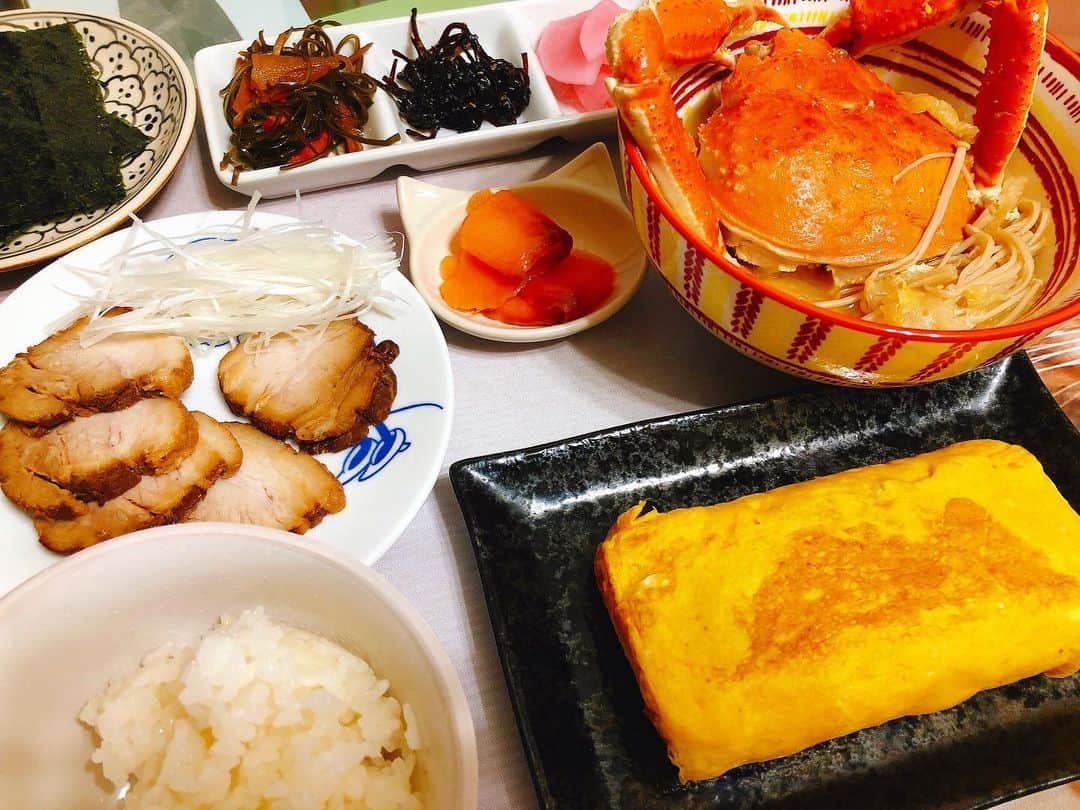 佐野千晃のインスタグラム：「お正月から色んな良いもの食べてきたからシェアしよっと🤤﻿ ﻿ おいぴすぴす🤤﻿ ﻿ さぁまたどれが良いか選ぶ時間が来ました！笑﻿ ﻿ ①蟹の味噌汁🦀焼豚﻿ ②肉うどん﻿ ③きのこ炒め🍄﻿ ④じゃが豚炒め🐽﻿ ⑤ちゃんこ鍋🍲春菊サラダ﻿ ⑥手羽元煮物﻿ ⑦ガリバタキャベツ﻿ ⑧焼豚丼﻿ ⑨マグロ丼﻿ ⑩蟹鍋🍲とろたく巻き﻿ ﻿ 蟹、焼豚、マグロ、、、、普段あんまり食べないけどやっぱり美味しいねぇ🤤﻿ ﻿ #ちゃー飯 #チャークッキング #yummy #Delicious #good #love #handmade #made #in #moana #instagram #instagohan #instafood #お正月 #ニチレイ #ニチレイフレッシュ #ニチレイフレッシュのお肉」