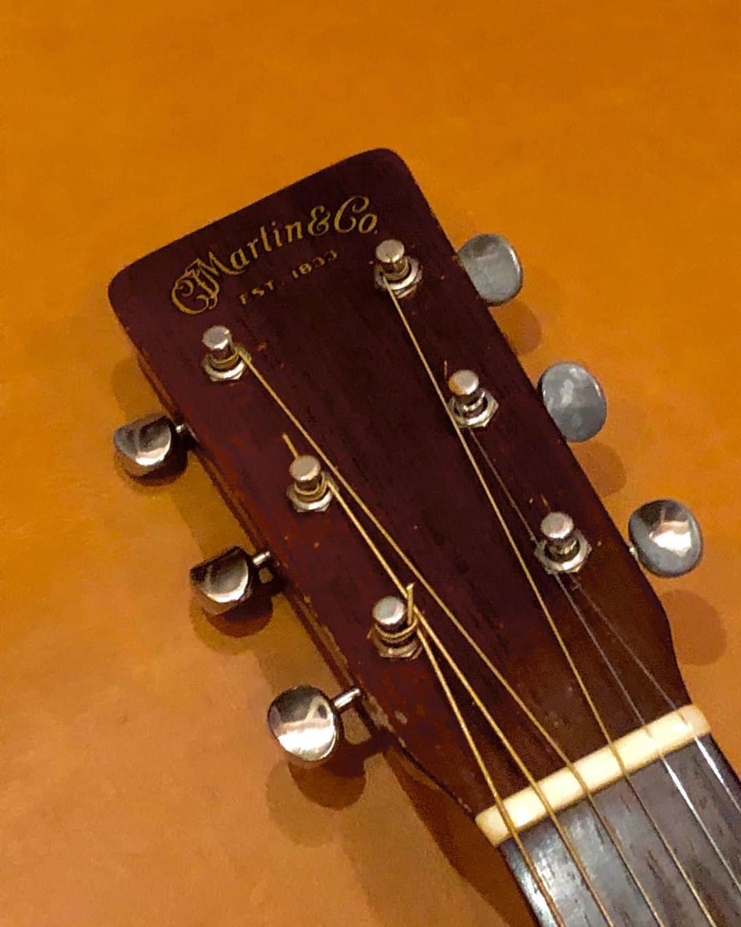 世良公則のインスタグラム：「・・・・・・  1950 Martin 000-18  今日は久しぶりに  一日中コイツと過ごした  that's a really great sound  i've been playing this guitar all day  ・・・・・・  #世良公則 #masanorisera #japanesemusician #japaneseartist #martin #00018 #acousticguitar #アコースティックギター #マーチン #buddy」