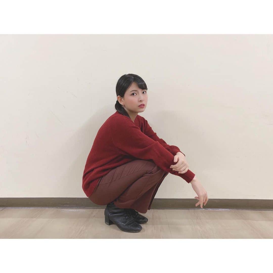 三村妃乃さんのインスタグラム写真 - (三村妃乃Instagram)「オンラインお話し会ありがとうございました！  この日は赤でまとめて大人っぽく！そしてかっこよく！！！👠❤️  髪型は巻きサイドポニーです！  スタイリッシュなお洋服もガーリーなお洋服も似合うようになりたい🙌🏻  #AKB48 #オンラインお話し会」1月17日 21時51分 - hino_yuiitsu62