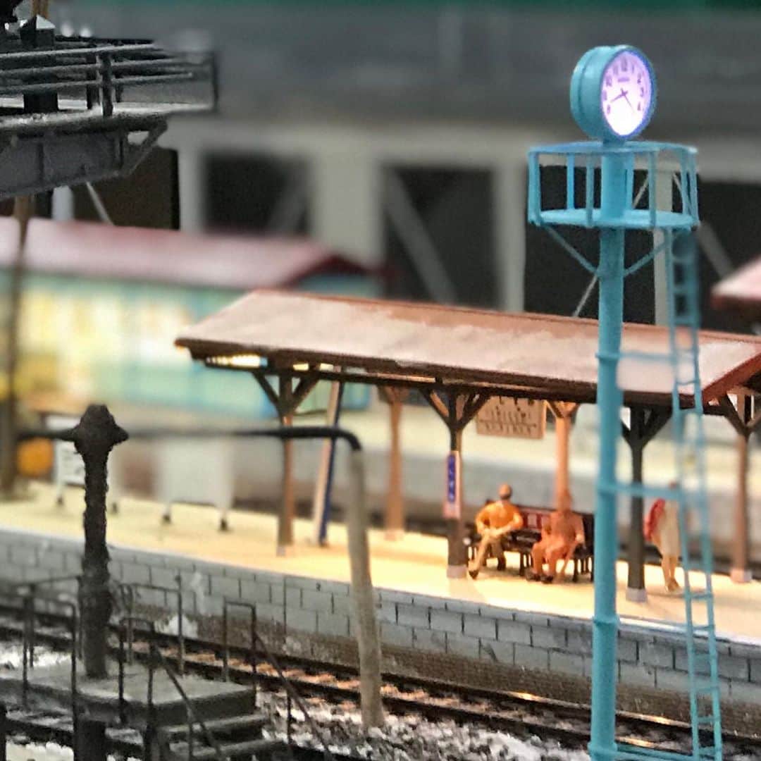 子守康範さんのインスタグラム写真 - (子守康範Instagram)「鉄道模型の撮影中🎥  依頼主の代わりに3x12mもあるレイアウトを運転できるなんて😍  しかも、最近はデジタルコントロールでいろんなことができる🛤  すごいの作りはったなぁ🤩  #ジオラマとは呼ばない」1月17日 21時52分 - 10komori
