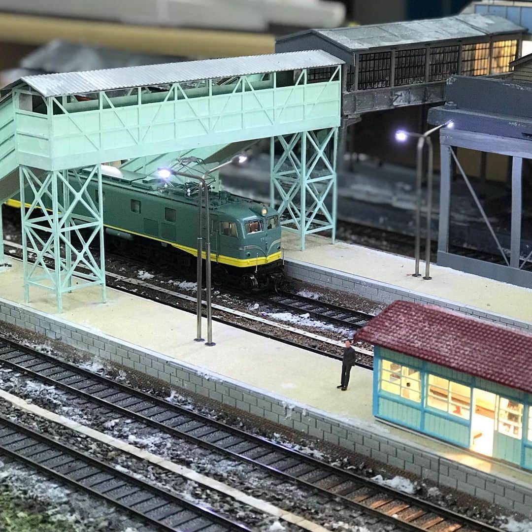 子守康範さんのインスタグラム写真 - (子守康範Instagram)「鉄道模型の撮影中🎥  依頼主の代わりに3x12mもあるレイアウトを運転できるなんて😍  しかも、最近はデジタルコントロールでいろんなことができる🛤  すごいの作りはったなぁ🤩  #ジオラマとは呼ばない」1月17日 21時52分 - 10komori