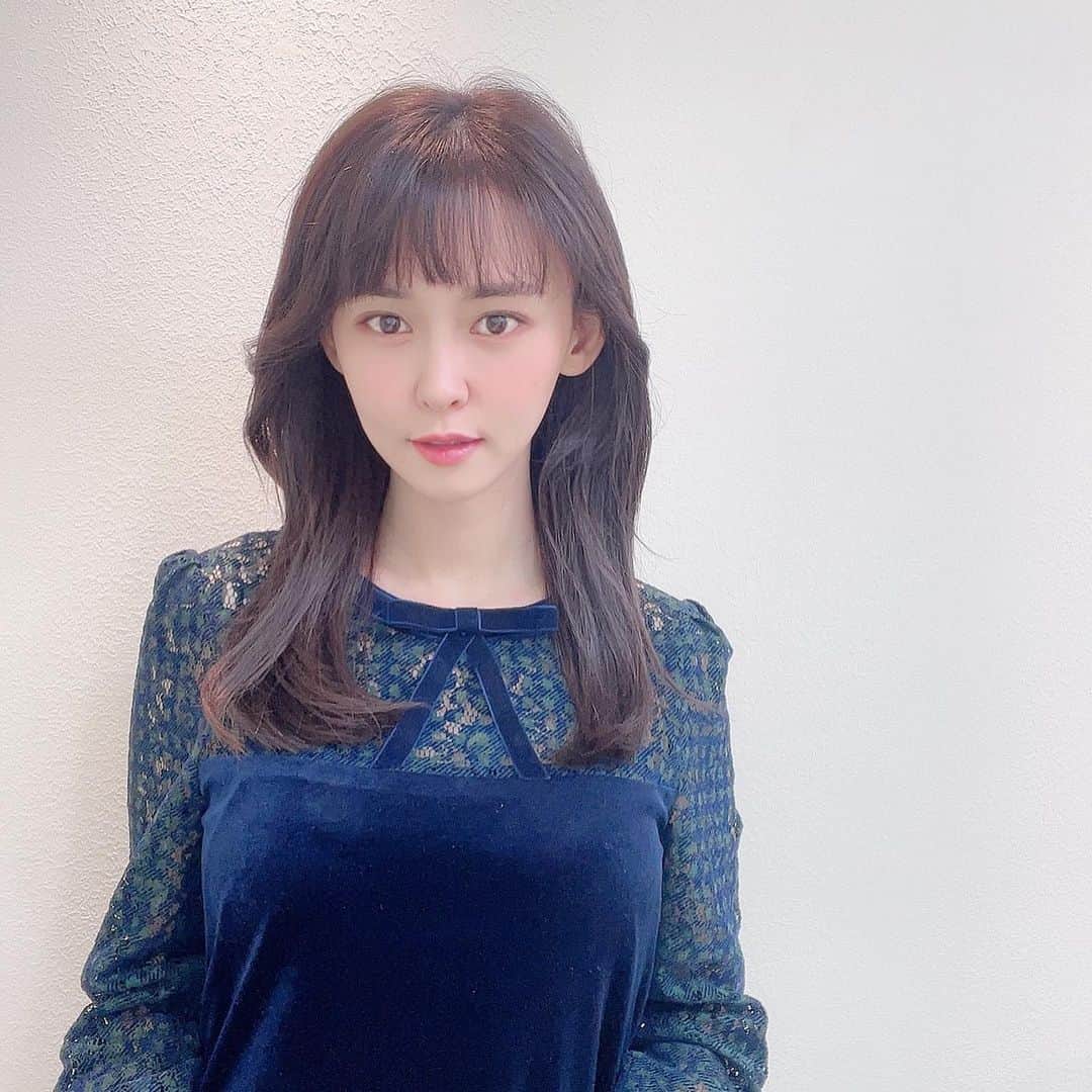ホ・ヨンジュ のインスタグラム：「ღ'ᴗ'ღ Blue 앞머리 아직도 적응중. 유지할까요 넘길까요???」