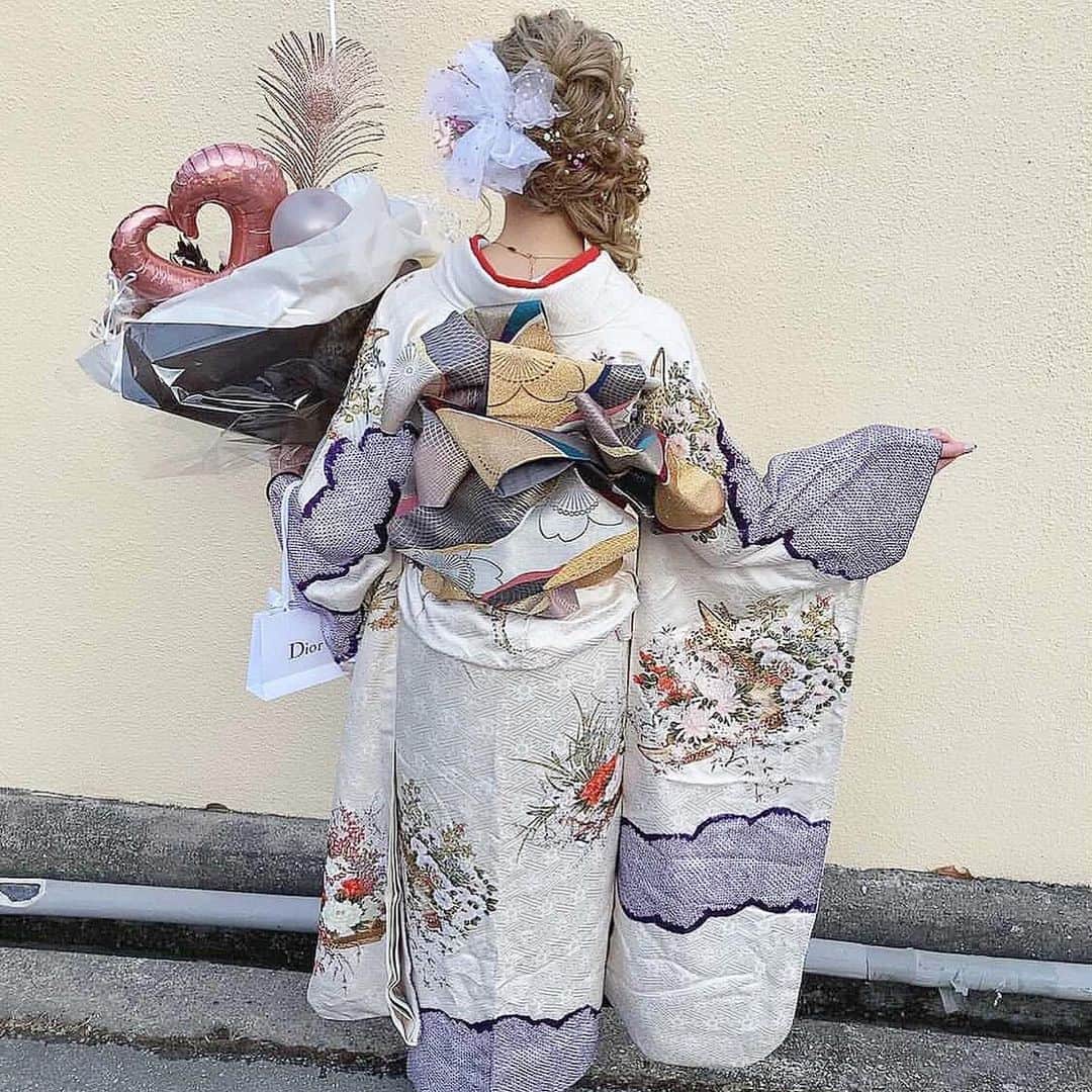 のインスタグラム：「こないだの成人式。。。 . 美人のうららさんのセットを。。。。 . エクステつけて横編みにしましたーー♡♡♡ . お花いっぱいで可愛かったなぁ♡♡♡ .」