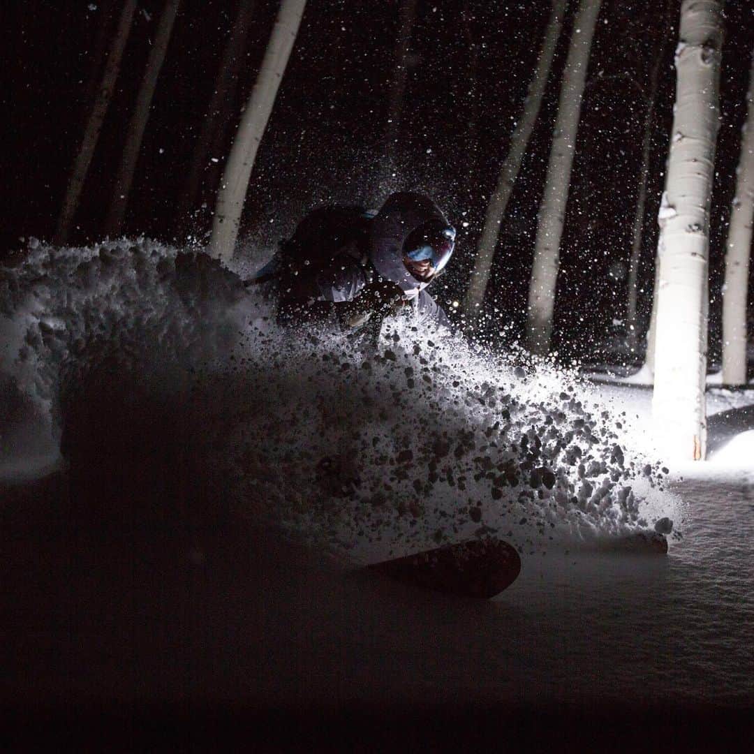 マーモットのインスタグラム：「"When you're an everyday athlete/semi-pro for life, you get creative with how you spend your days. What time is allocated to work? What energy can be put forth today to move your body outside? What does it look like? In the dark days of winter, it often looks like dawn or dusk patrol. Skiing doesn't always fit in your 9-5, but before & after (in the dark) will do.   And ski photography? Is it possible during this time? It turns out the answer is a resounding yes! Or rather, it's a resounding yes when one of your ski partners happens to be a photographer with lots of fancy flashes. We fashioned these fancy flashes on my torso & ski poles to light up the snow as I skied... & it worked! Photographer @livinlarge4life & I were stoked about these fun shots we made in a total trial & error session touring up a local drainage in the evening after a full day of work."  #marmotclubambassador #marmotpowclub  Photo: @livinlarge4life Quote: @meredithdrangin」