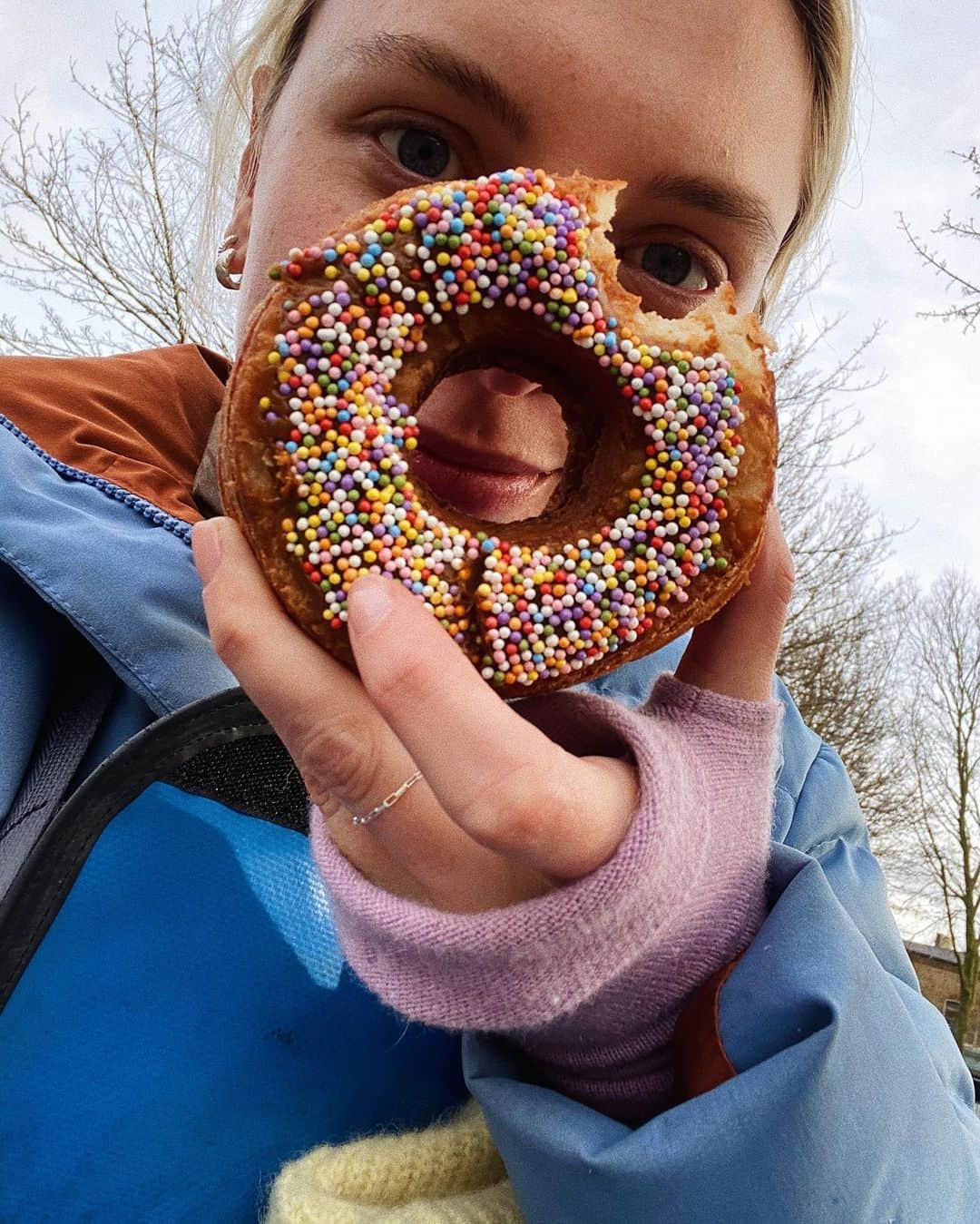 Estée Lalondeさんのインスタグラム写真 - (Estée LalondeInstagram)「💕🍩 Donut mind if I do 🍩💕 (I think this is actually a cronut if you wanna get technical) 🥐🍩」1月18日 3時24分 - esteelalonde