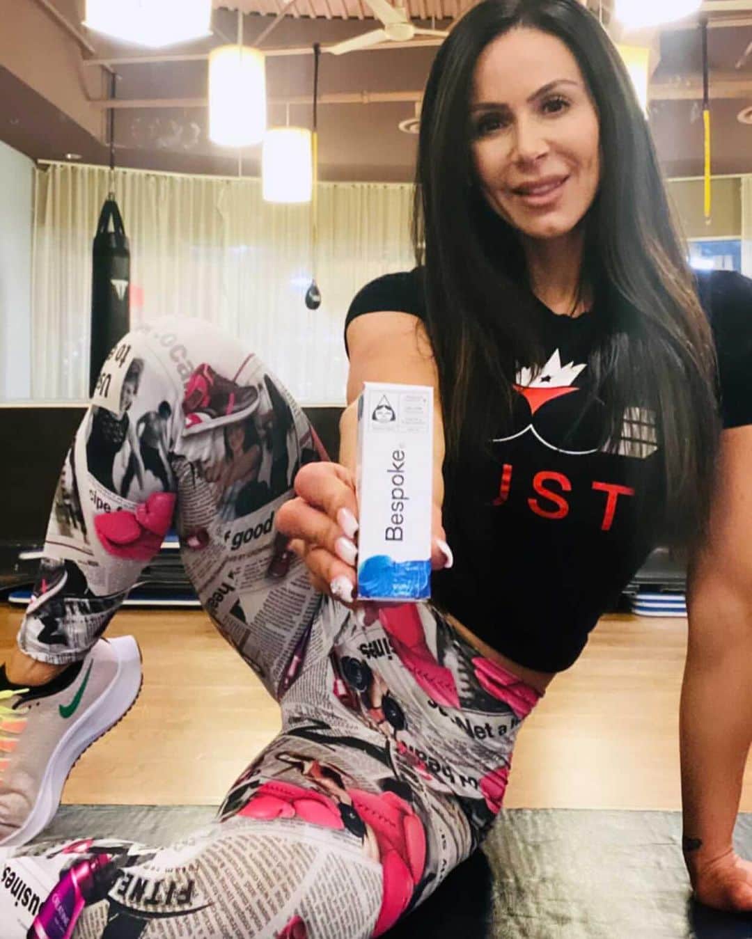 Kendra Lustさんのインスタグラム写真 - (Kendra LustInstagram)「Killing it.   Our Recovery and wellness products help you make the most of every work out. How??  👉🏻 Focus and stamina go ⬆️  👉🏻 Recovery time goes ⬇️ 👉🏻 Sleep cycles are ✅  👉🏻 Anxiety is ❌  Your powerhouse supplement for looking and feeling your best. All in one little bottle. #bespokeCBD #bspk」1月18日 3時26分 - kendralust