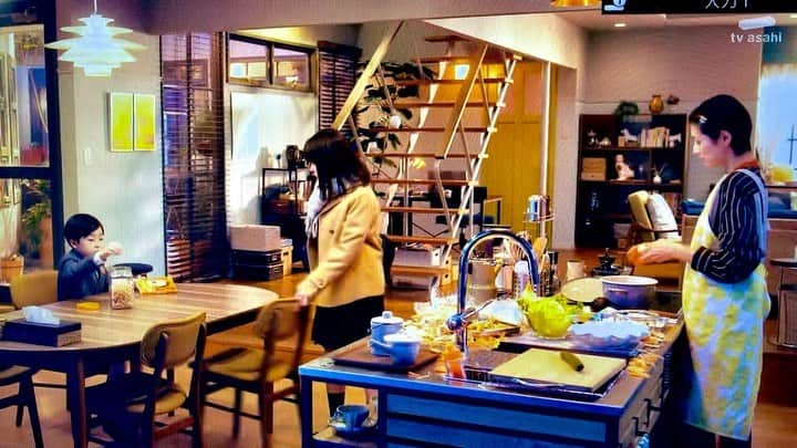 けらえいこのインスタグラム：「昨日から始まったドラマ「書けないッ⁉︎」の小道具に「あたしンちベスト」が使われていました。シナリオのト書きに、ズバリ書名が書かれていたとのことで、うれしくて、本棚にあるのまで見つけちゃった😆 脚本家の福田靖さんは私と同じ62年生まれで、書けなくて泣いたことが同じくらいあっただろうな〜〜と勝手に推測。  #福田靖さん #書けないッ⁉︎ #TVerで１週間見られるので探してくださいませ」
