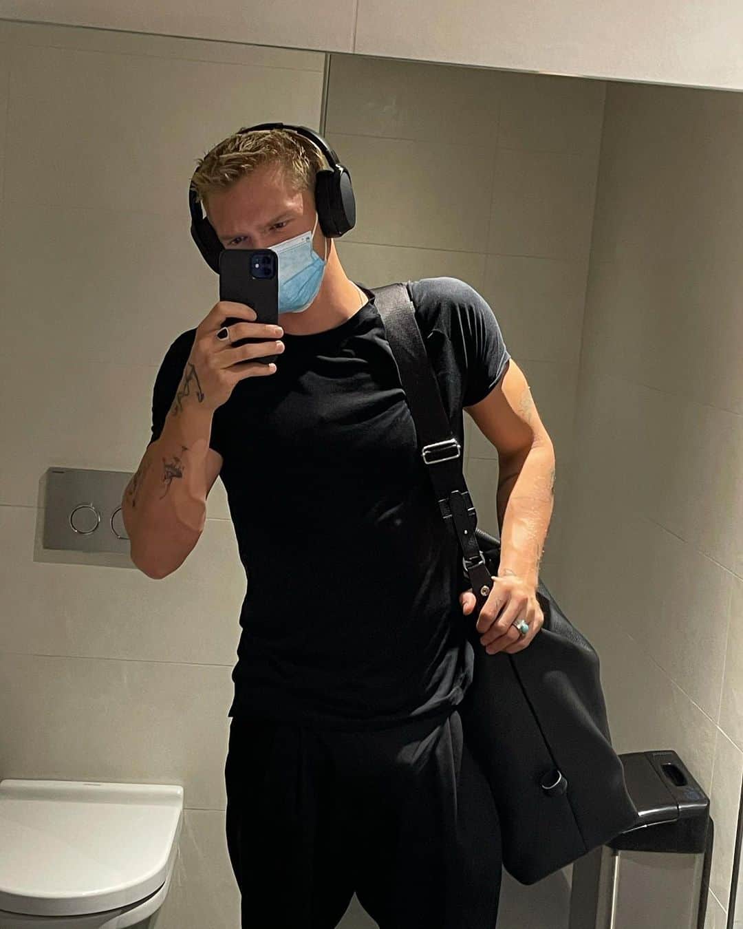 コーディー・シンプソンのインスタグラム：「Quoi de neuf from an airport bathroom in Paris!」
