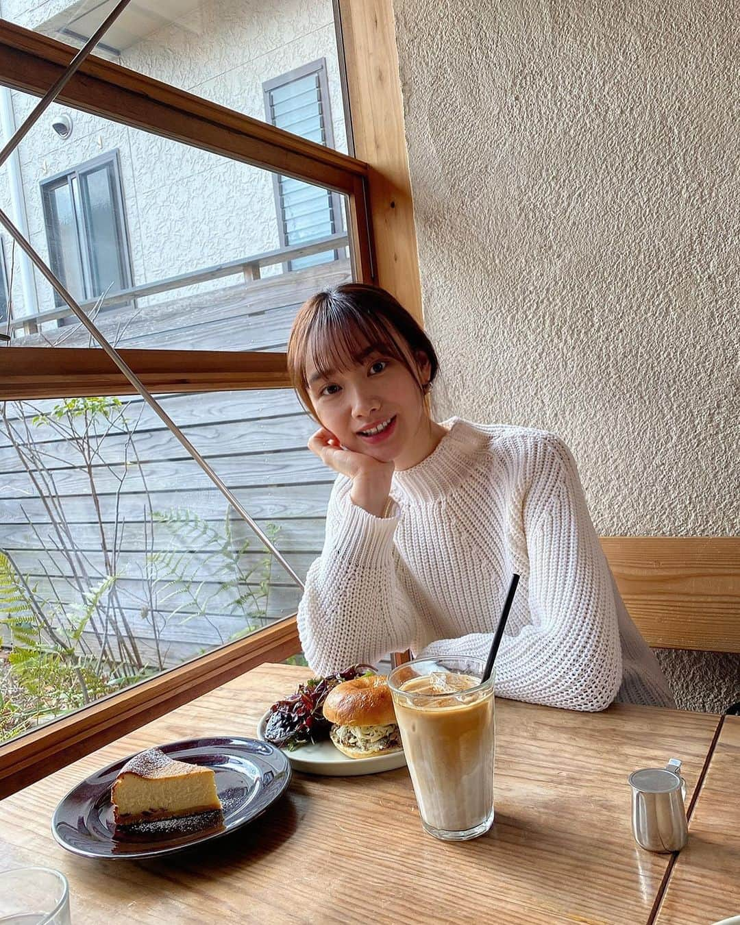 海野ナルさんのインスタグラム写真 - (海野ナルInstagram)「いつかのコーヒーとパン🥐☕️ またゆっくり飲みに行けたらいいな♪ お家で飲む美味しいエスプレッソの豆 また探そーっと☺️  #coffee #コーヒー　#cafe #cake #カフェラテ　#カフェ」1月17日 22時00分 - naru_kaino