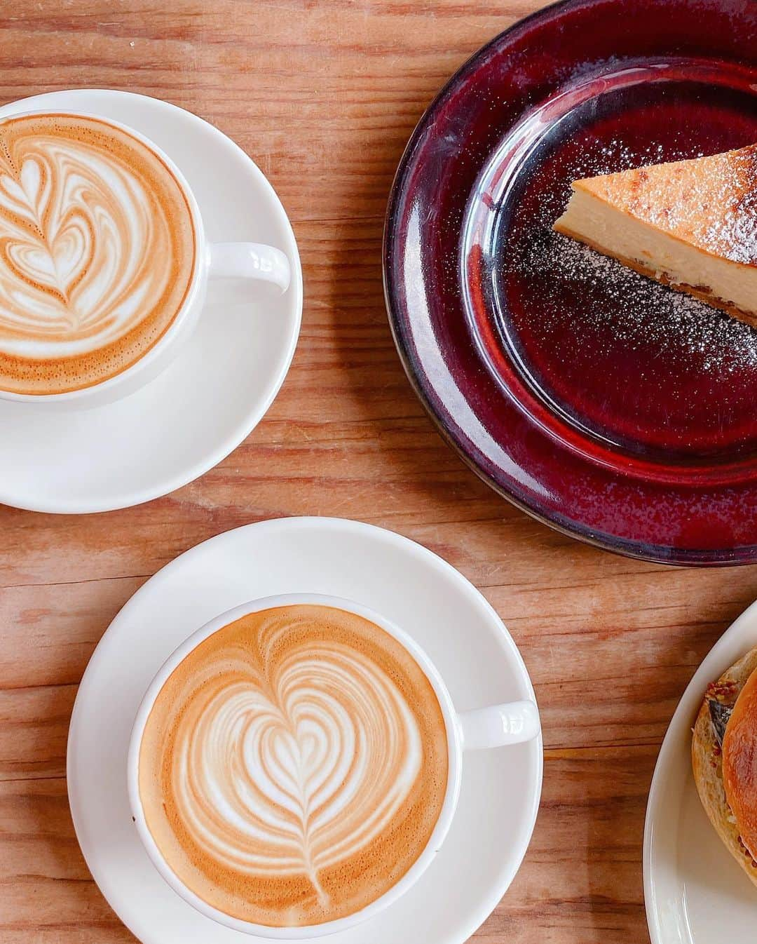 海野ナルさんのインスタグラム写真 - (海野ナルInstagram)「いつかのコーヒーとパン🥐☕️ またゆっくり飲みに行けたらいいな♪ お家で飲む美味しいエスプレッソの豆 また探そーっと☺️  #coffee #コーヒー　#cafe #cake #カフェラテ　#カフェ」1月17日 22時00分 - naru_kaino