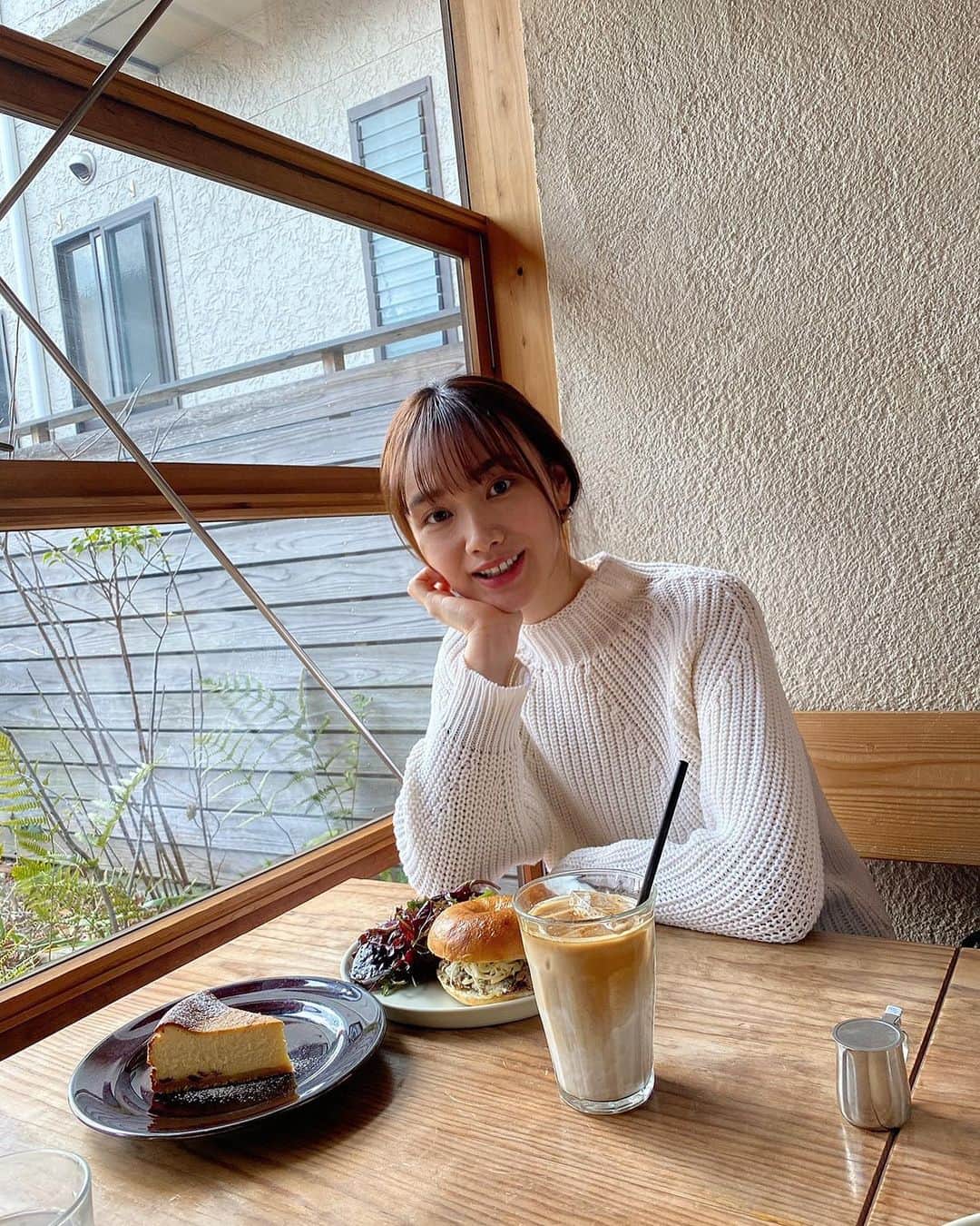 海野ナルのインスタグラム：「いつかのコーヒーとパン🥐☕️ またゆっくり飲みに行けたらいいな♪ お家で飲む美味しいエスプレッソの豆 また探そーっと☺️  #coffee #コーヒー　#cafe #cake #カフェラテ　#カフェ」