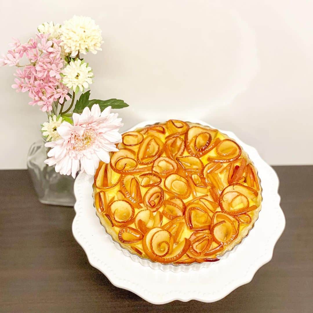 片桐優妃のインスタグラム：「#バラのブーケアップルパイ 作ってみた#🍎 . #バラ の花びらの形はなんとなくできたけど全体的に色々コツが必要でちょっと時間もかかるし難しかった🙃 . #カスタードパイ #アップルカスタードパイ #アップルパイ #バラのアップルパイ #ごはん123 #手作りアップルパイ」