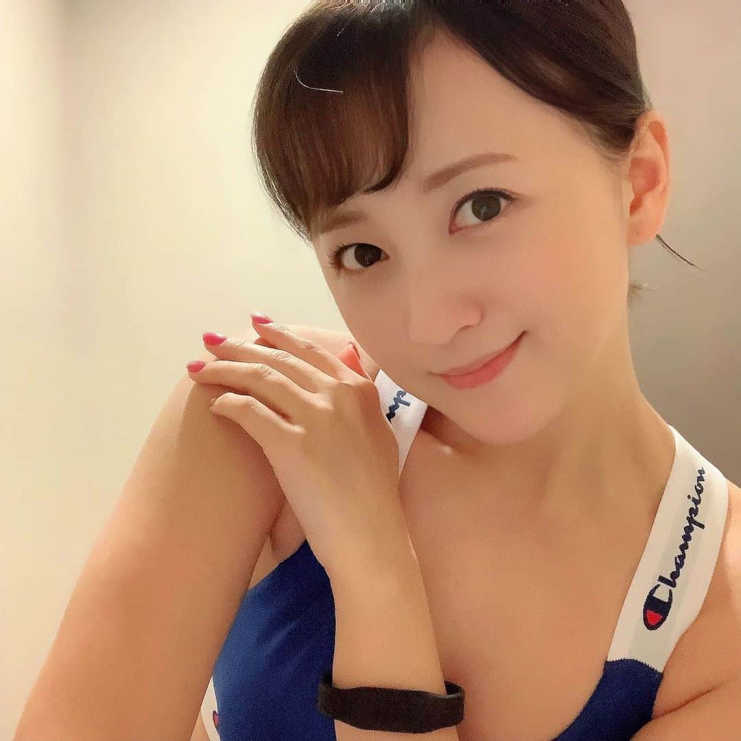 小松彩夏さんのインスタグラム写真 - (小松彩夏Instagram)「﻿ 今日もジムへ行ってきました🏋🏻‍♀️﻿ ﻿ 前回から美vid( @vividpartner )パートナーの秀光さんが﻿ サポートしてくださってます💪✨﻿ ﻿ 笑っちゃうくらいの知識の豊富さ...🤣﻿ 的確なアドバイス‼️﻿ ﻿ 早速、性格を見透かされております🙋‍♀️笑﻿ ﻿ 美vidでは、ドラマやCM、舞台にラジオなど、様々なジャンルで活躍する俳優陣がパートナーとして、理想のカラダづくりをサポートしてくれますよ〜🏋🏻‍♀️﻿ ﻿ やっぱり適度な運動は身体にも心にもいい‼️✨そんなことを感じた1日でした😊﻿ ﻿ 皆さんもリフレッシュ出来るなにかみつけて、明るい気持ちで過ごしてくださいね☺️﻿ ﻿ 明日は笑っちゃうくらい筋肉痛だな🤪笑﻿ ﻿ #ジム #トレーニング #ジム #身体作り #ボディメイク #筋トレ#ワークアウト #ダイエット #腹筋 #フィットネス #筋肉痛 #好き #インスタダイエット #fitness #bodymake #workout #training #gym #diet #こまっする #ウェア #スポーツウェア #sportswear #champion #美vid #東急スポーツオアシス #リフレッシュ﻿」1月17日 22時05分 - official_ayaka_502