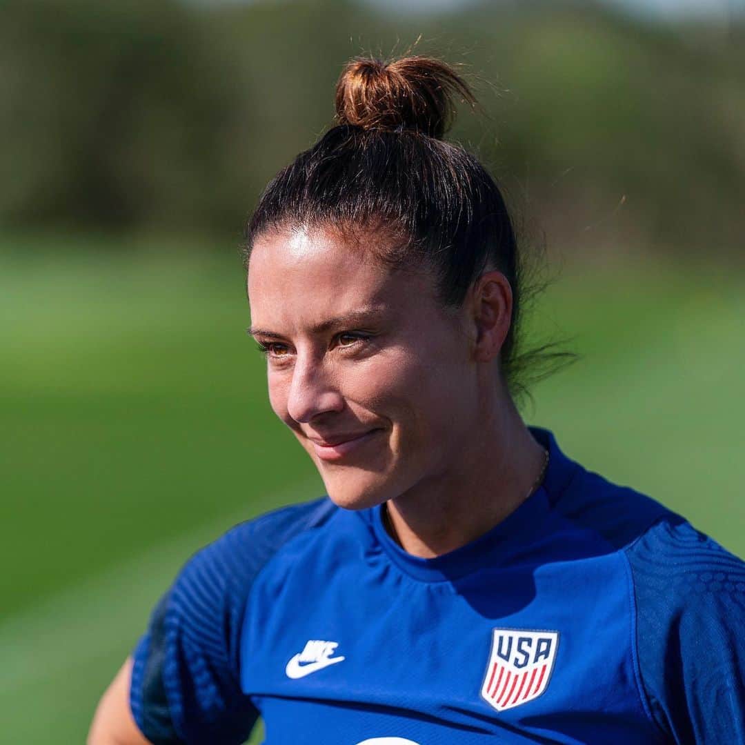 アリ・クリーガーのインスタグラム：「happy to be back with the gals, just livin the dream!   Gameday -1」