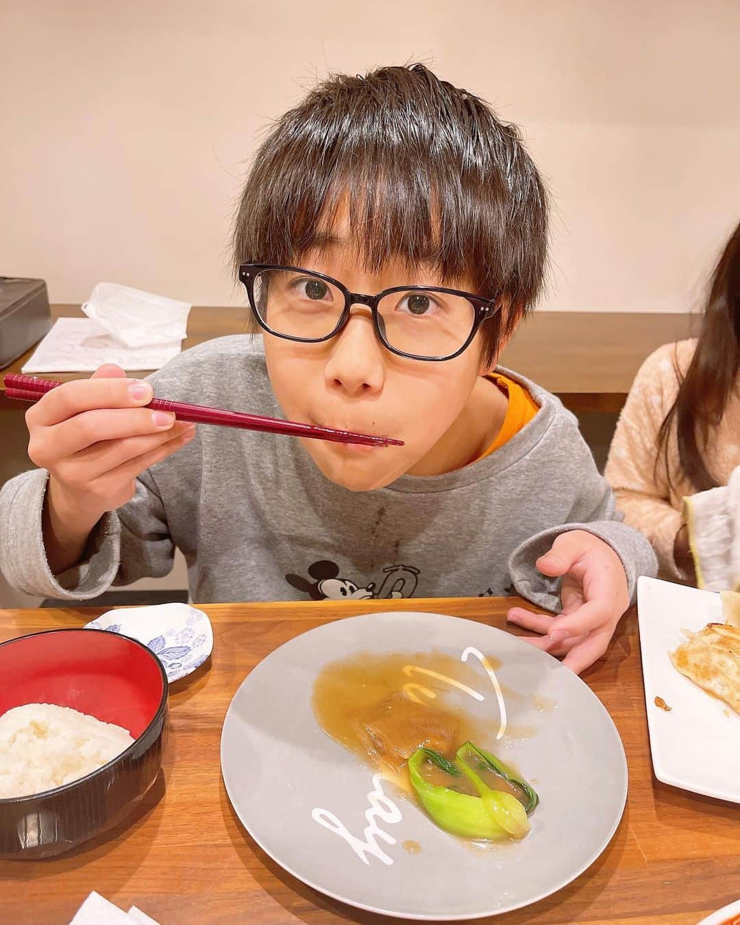 みきママさんのインスタグラム写真 - (みきママInstagram)「【晩御飯は高級フカヒレを食べました〜！！】  母から手作りのフカヒレや春巻き、餃子が送られてきました〜‼️フカヒレは2時間も煮込んだんだって🤩🤩🤩  晩御飯は中華街みたいになりました〜✨✨✨作ったのはエビマヨとお刺身のカルパッチョだけです😆😆😆  私「わ〜春巻き、めちゃくちゃ美味しい〜！！」海老やホタテ、アスパラが入ってプリプリシャキシャキです。  はる兄とれんちび「フカヒレ、馬鹿うますぎるー」ってさ。プリンプリンです。2時間かけたのには、我が家では1分で食べてしまいました。  すると、杏ちゃん「フカヒレ、美味しくない〜」ってさ。プリンプリンが嫌だって。  かわいそ〜‼️杏ちゃんは食べなくて結構で〜す🤣🤣🤣  #みきママ　#フカヒレ　#中華　#中華街　#春巻き　#餃子」1月17日 22時05分 - mikimama_official