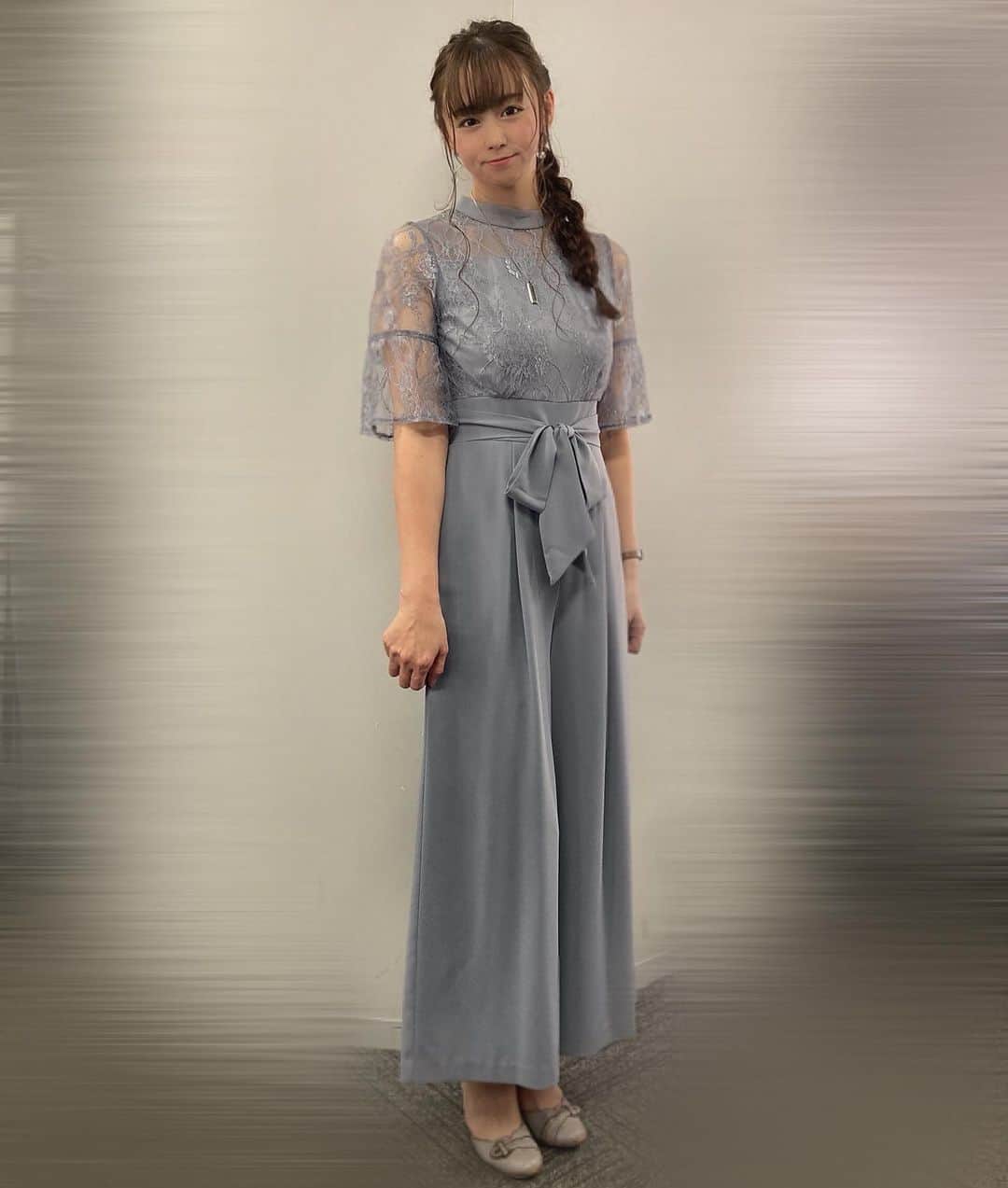浦えりかのインスタグラム：「今日の衣装（という名の私服）。 パンツタイプのドレスって今まで敬遠していたのだけど着てみたらいい感じでした🙌新発見！ 髪型もヘアメイクさんにやっていただいたので自分じゃできないやつ🙏」