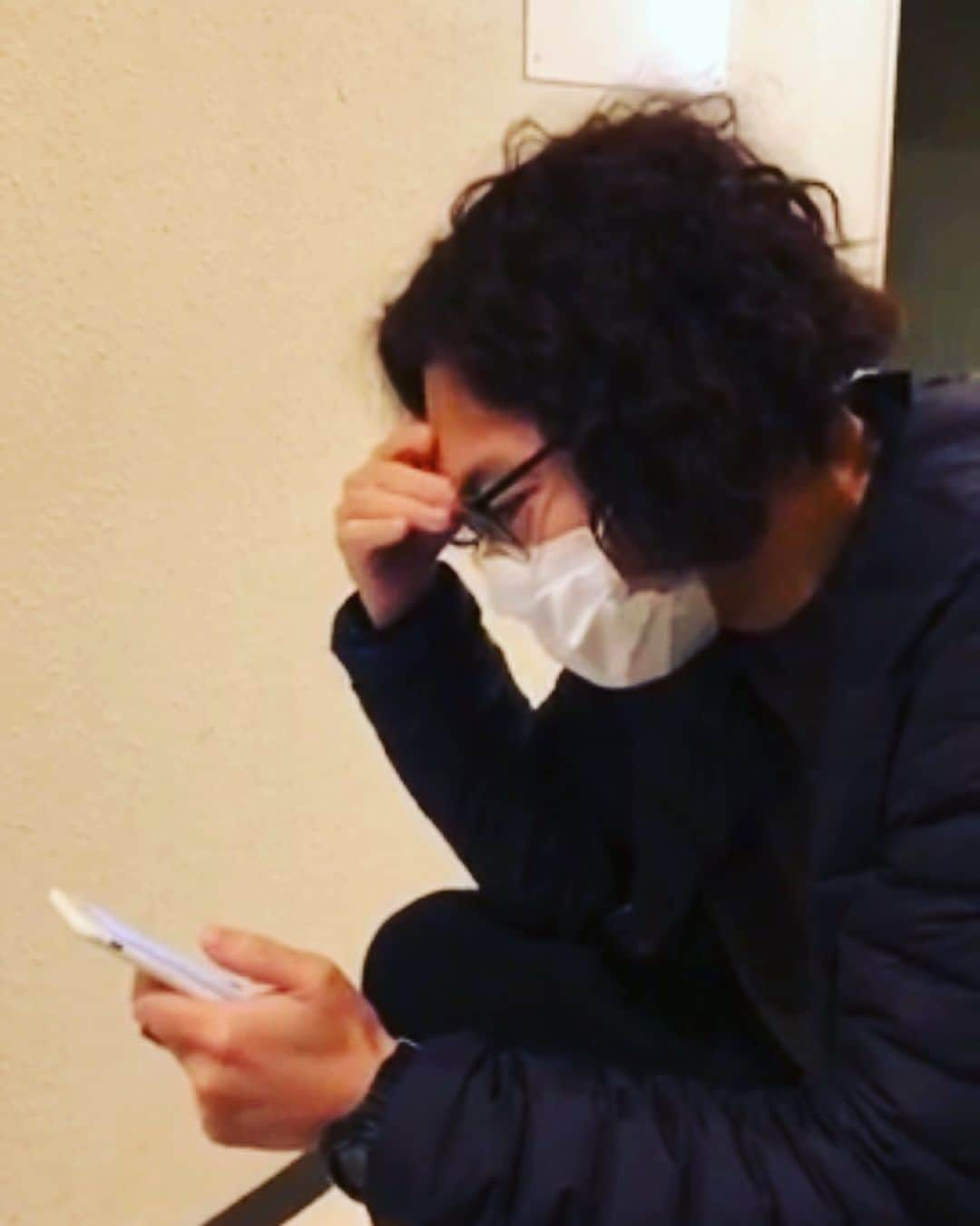 奥田修二さんのインスタグラム写真 - (奥田修二Instagram)「YouTube『学天即チャンネル』の『マラソン』という動画の一瞬。  #学天即 #よじょう #いや #絶対に女性やん！ #中年女性やん！ #一冬をウルトラライトダウンで過ごしきる中年女性やん！」1月17日 22時16分 - gakutensoku_okuda_official