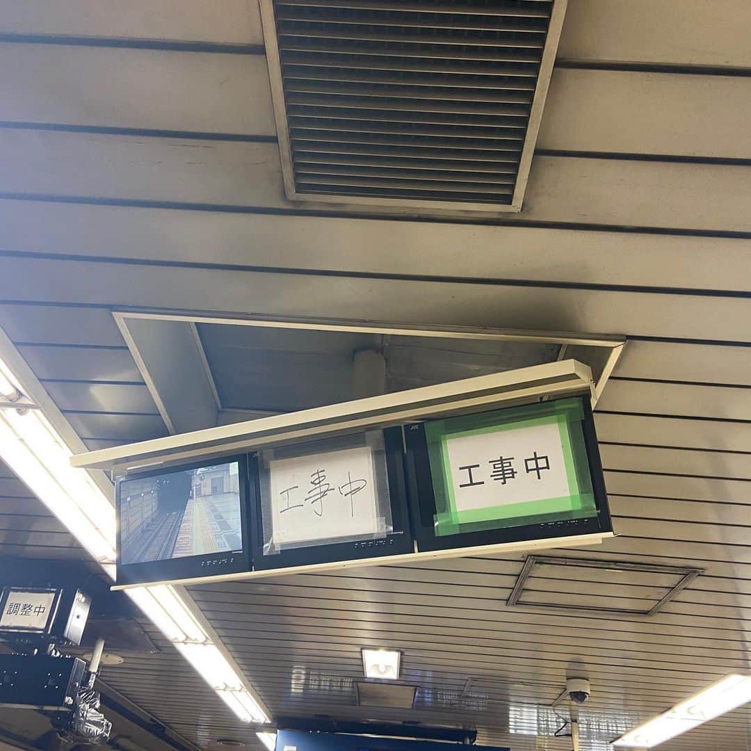 松井ケムリさんのインスタグラム写真 - (松井ケムリInstagram)「絶対に右から順番に壊れてるな #駅」1月17日 22時16分 - smoke_matsui