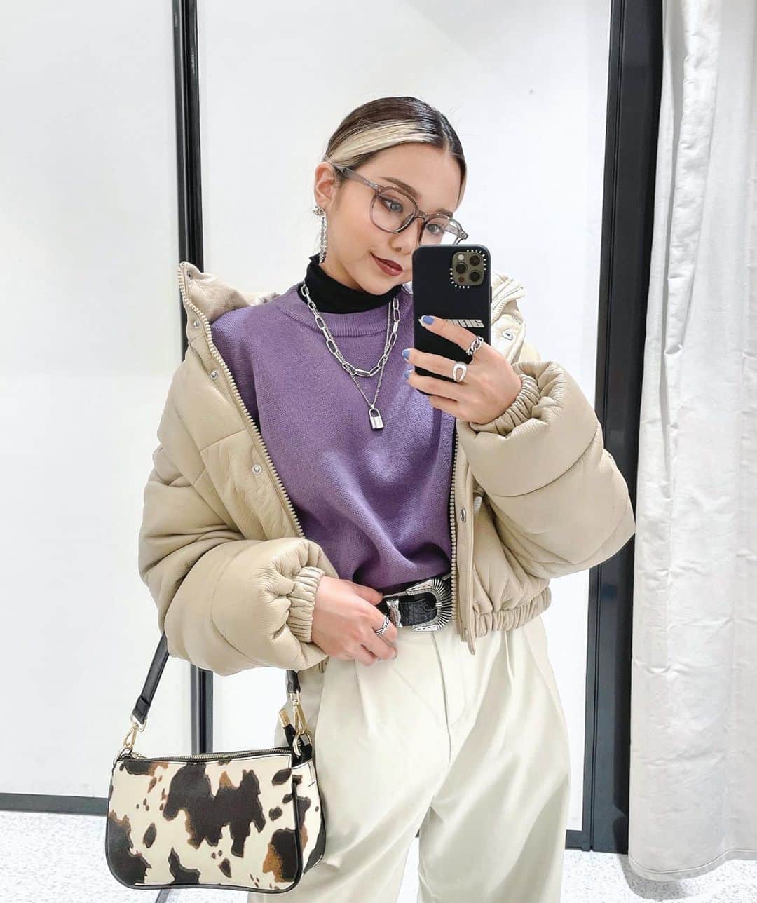 のインスタグラム：「@flex_japan のクリアサングラス可愛いくない？🥴  アクセはシルバーで統一した💍 新しいリングお気に入り！！ @shop_pearjasmine のだよん！  牛柄バッグは　@shaggie_official 🖤 ちな今日ZOZOTOWNで1000円オフクーポン出てるよ🥺  #fashion#code#coordinate#ootd#overall#シルバーアクセサリー #リング#ショルダーバッグ#ザラ#ダウンコーデ#レザー#低身長コーデ #プチプラコーデ#冬コーデ#コーデ紹介#l4l#shaggie_ootd」