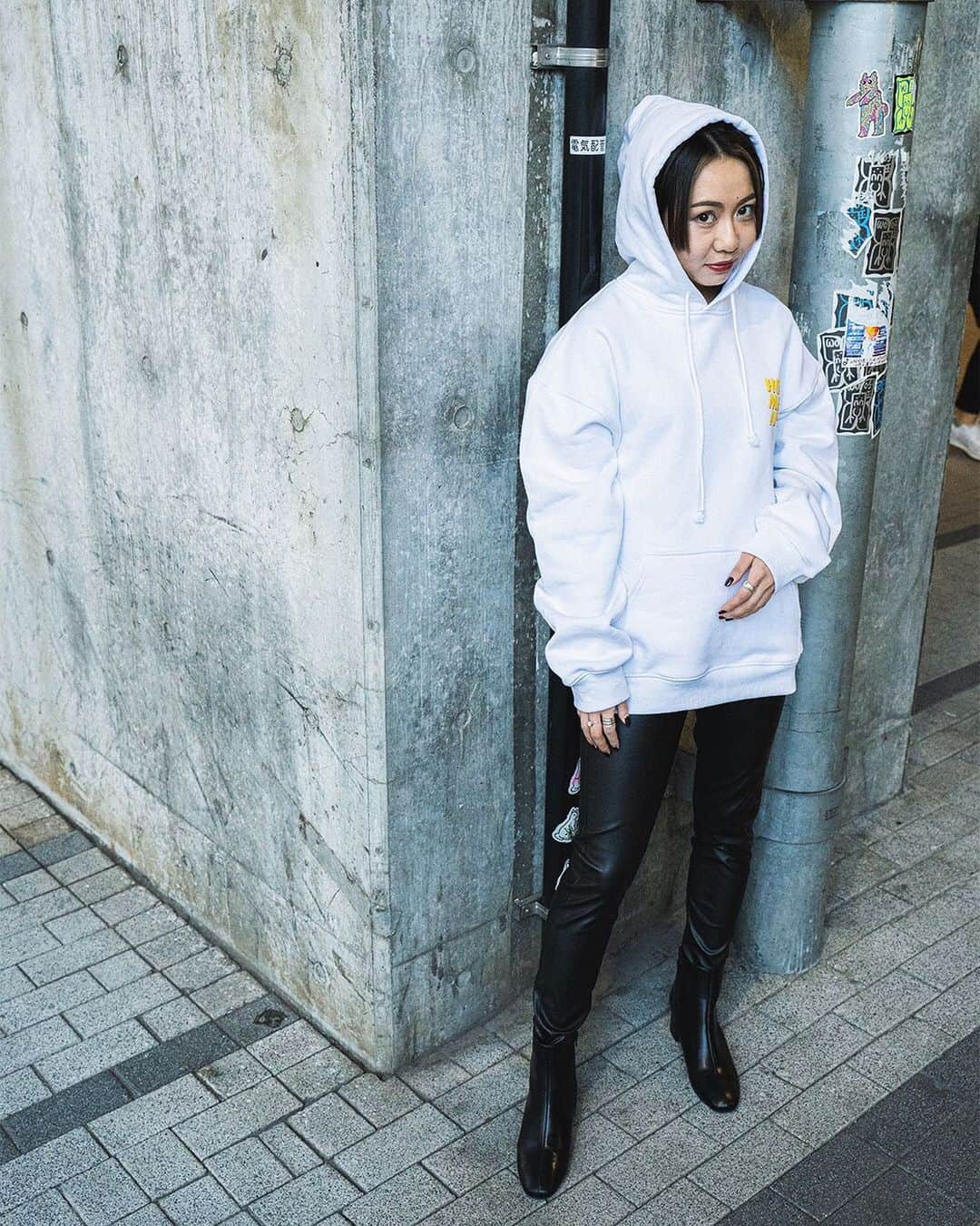 のインスタグラム：「﻿ ﻿ 【 J-フェイクレザーレギンス 】﻿ ﻿ トレンドのエコレザーのレギンスパンツ。﻿ ストレッチ性のあるエコレザーを使用し、履き心地抜群。﻿ オーバーサイズのトップスや、シャツと合わせるとスタイリングのバランスGOODです。﻿ ﻿ SIZE :  S , M﻿ COL : black﻿ ¥ 6,900+tax ﻿ ﻿ ﻿ ご質問等はお気軽にDMやコメント欄にお申し付けください🙏🏻﻿ ﻿ ---------------------------------------------------﻿ ﻿ 【SHOP LIST】﻿ ﻿ ✔JOINT WORKS SHINJUKU﻿ 035-363-7572﻿ ﻿ ✔JOINT WORKS MARK IS MINATOMIRAI﻿ 045-640-0177﻿ ﻿ ✔JOINT WORKS LALA PPORT TOKYO-BAY﻿ 047-421-7101﻿ ﻿ ﻿ ﻿ #jointworks ﻿ #baycrews﻿ #2021ss﻿ #leather﻿ #leatherpants﻿ #fakeleather﻿ #newitem #newarrivals #mensfashion #ladysfashion﻿ ﻿」