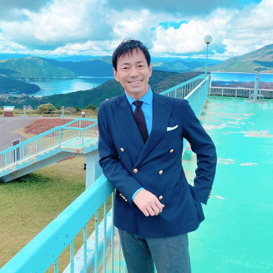 山本左近さんのインスタグラム写真 - (山本左近Instagram)「1月15日づけの日経新聞で、挑戦者の原動力、出させていただきました！  さすがの日本経済新聞、各方面からご連絡いただき感謝です！  車のレビューが面白かったといただくコメントも有り難いのですが、僕の想いは後半に詰まっていますので、後半も是非笑笑  限界なのか？  レースをしていると限界のつもりでも上がいる。 自分が一歩いくと、さらにもう一歩先に行ってるライバルがいる。  自分じゃ限界までプッシュしてるつもり でも想像をできないレベルで走ってくる天才たちがいる。  レースを通じて、自分の限界は自分で決めてしまってるんだということをたくさん思い知らされてきました。  だからこそ、今は限界なのか？と問い続ける力が養われました。  そして、 「目的と手段をはき違えない」 「気づいたことをそのままにしない」「常に常識を疑う」  ということも同様に大切にしていること。  レースで培われた一番のことは、車を上手く運転することだけじゃなくて、どうやったら自分自身の限界に挑戦し続けるかっということだったようです。  #日経 #挑戦者 #原動力 #紺ブレザー   https://ps.nikkei.co.jp/nissan2017/yamamoto.html」1月17日 22時17分 - sakon_yamamoto