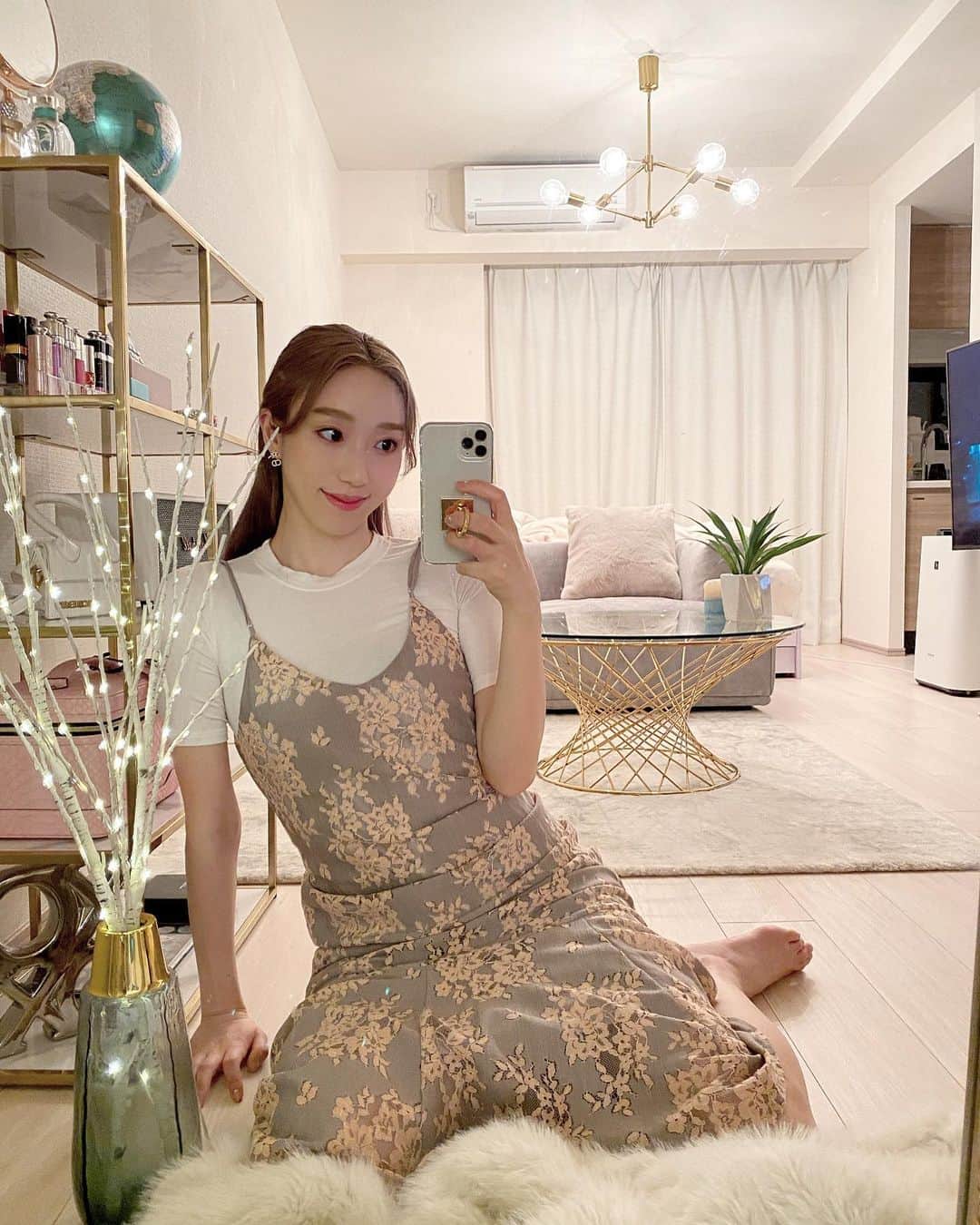 のインスタグラム：「☁️Stay home☁️  昨年お引越ししておりまして… 新居もだいぶ住みやすくなりました🌿 今回の部屋はwhite gray goldでまとめました🐚♡  まだ完成じゃないのでまた息抜きの時に集めていこう🏛  #stayhome #myhome #flymee #Francfranc #lowya」
