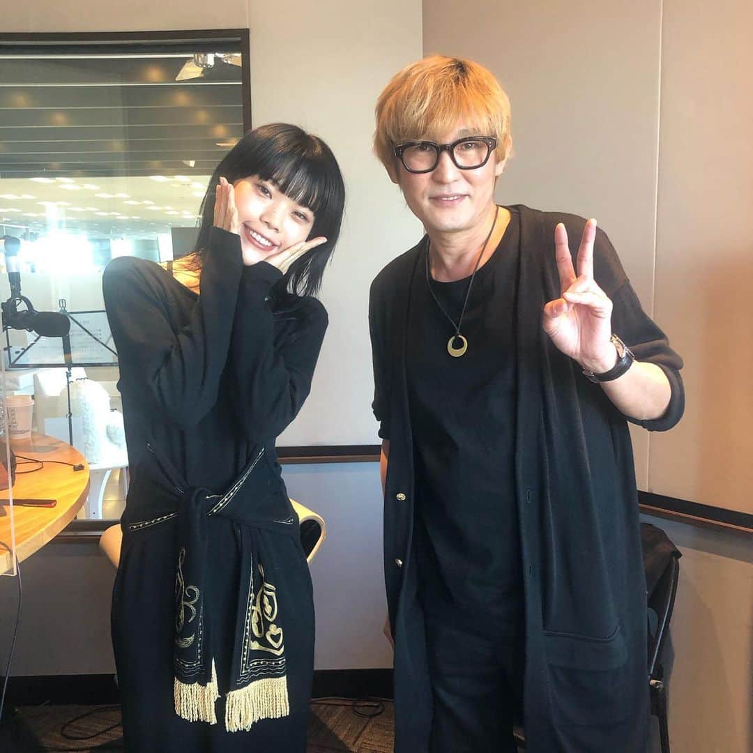 スガシカオのインスタグラム：「今夜もJ-WAVEを聴いていただき、ありがとうございました！  アイナ・ジ・エンド、歌もキャラも最高でしたね！しかし中学生からスガシカオ聴いてたら、そりゃバキバキのアーティスト体質になるよね 笑 2021年は、BiSHもソロも頑張ってくださいね！  そして来週はついに！あの男がやってくる！！！#ポルノグラフィティ から #岡野昭仁 ！神回必至！  #expe813 お聞き逃しは #radiko で！！ http://radiko.jp/share/?t=20210117210000&sid=FMJ」