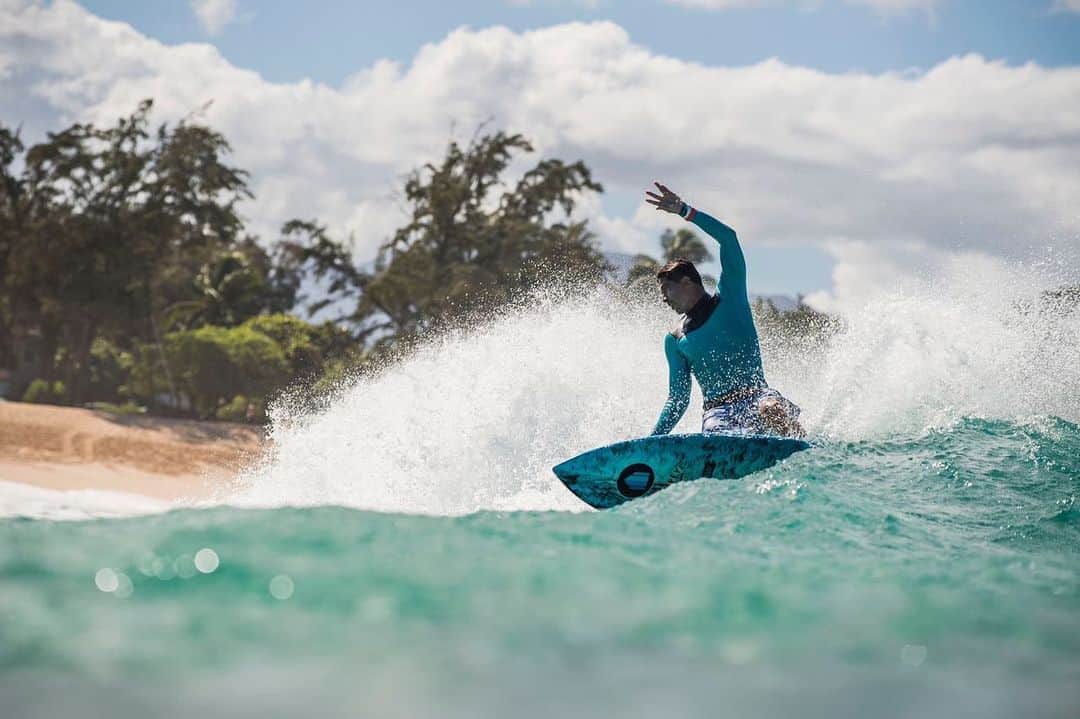 ミグエル・プッポのインスタグラム：「Hawaii + Biquilha @sharpeyesurfboards_br  Modelo Maguru = Diversão garantida ✌🏻 (📸: @badboyryry_ )」