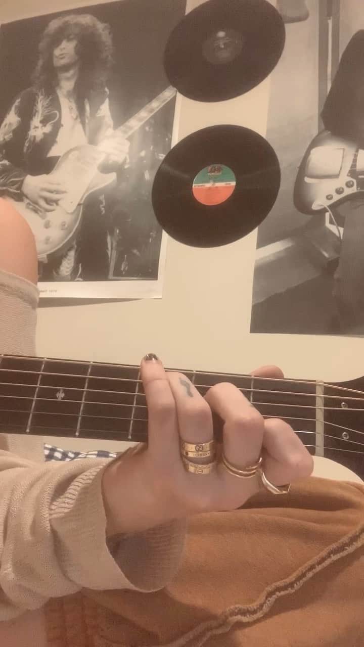 パリス・マイケル・キャサリン・ジャクソンのインスタグラム：「a sloppy and tired 5am cover of bright eyes」