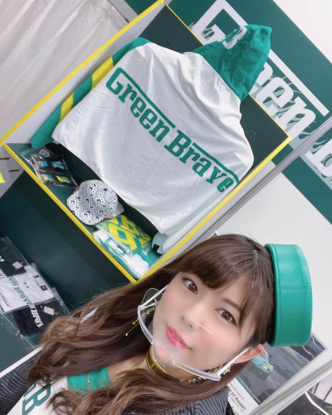 熊林保奈美のインスタグラム：「* . 昨日埼玉トヨペットのYouTubeチャンネルにて 配信されました 『埼玉トヨペットオートサロン 2021』 お楽しみ頂けましたか？？☺️  埼玉トヨペットオリジナルキャンパー Green Buddyのご紹介と、 埼玉トヨペットGreen Brave オフィシャルグッズのご紹介で 出演させて頂きました！ あと新登場のGreen Blaze第3弾ハリアーのPVも！  生配信緊張しすぎてグッズ紹介で噛み倒しました。 大変失礼いたしました🙇🏻‍♀️  まだ配信をご覧になっていない方は 埼玉トヨペットYouTubeチャンネル、  オフィシャルグッズが気になる方は Green Brave楽天市場店、  新たな発表内容の詳細が気になる方は 埼玉トヨペットHPを  ぜひご覧ください😊💚 . . * #埼玉トヨペット #埼玉トヨペットgreenbrave #GreenBrave #grsupragt #crownrs #埼玉トヨペットサポーターズ #熊林保奈美 #オートサロン2021 #GreenBlaze #ハリアー」