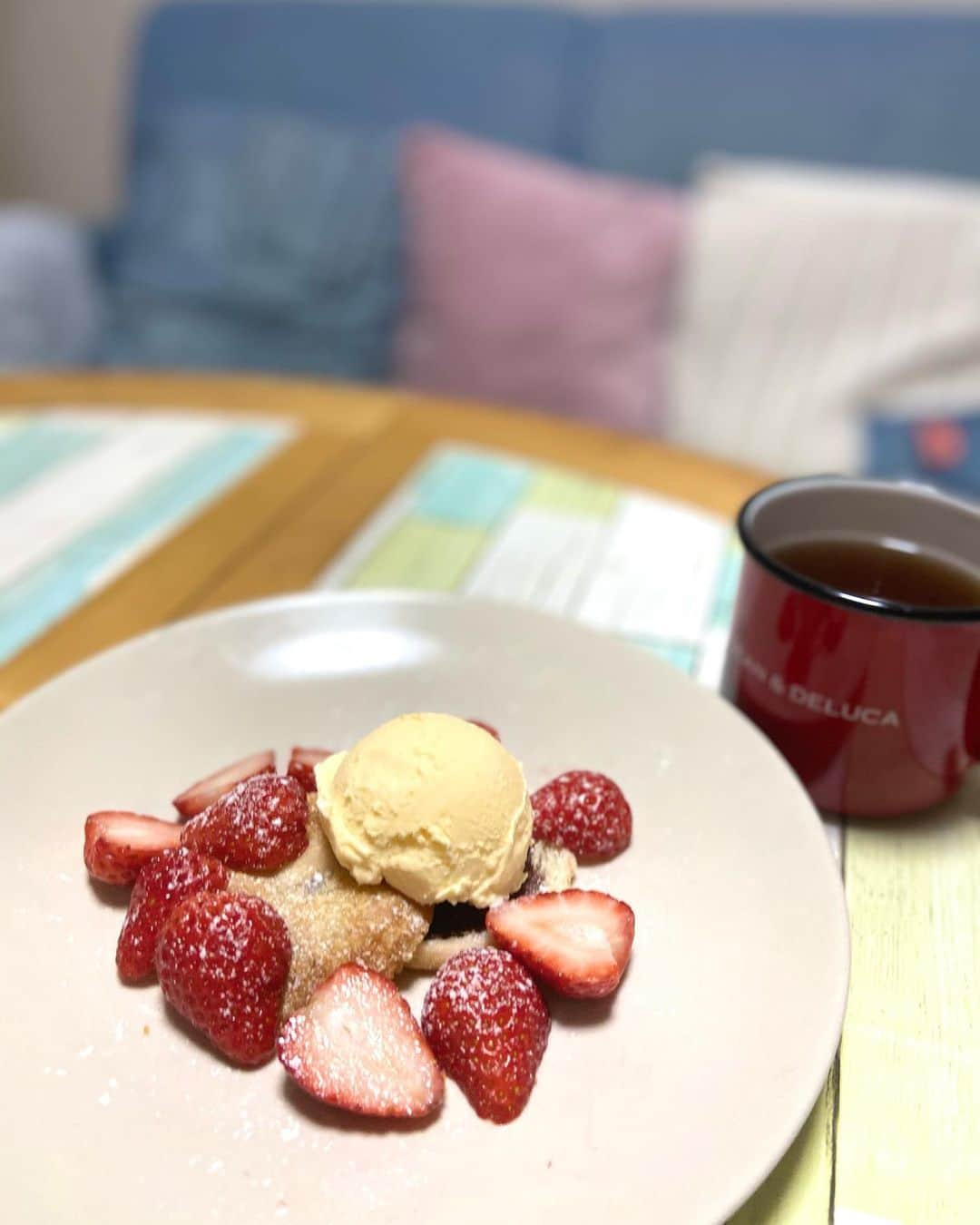 lalapinkさんのインスタグラム写真 - (lalapinkInstagram)「食後のデザート🍓  ⭐︎あずきパイ+バニラアイス+いちご  #食後のデザート #デザート #夜カフェ #夜cafe #あずき #小豆 #あんこ #あんこ好き #バニラアイス #エッセルスーパーカップ #いちご #イチゴ #苺 #🍓 #おうちカフェ #おうちcafe #おうち時間」1月17日 22時26分 - lalapink