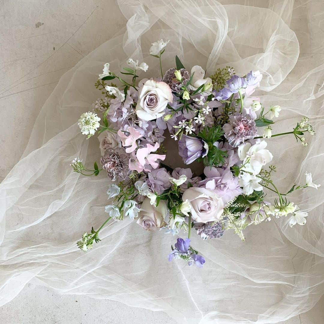 플로리스트 이주연 florist Lee Ju Yeonさんのインスタグラム写真 - (플로리스트 이주연 florist Lee Ju YeonInstagram)「. . purple 🤍 . 订花 WeChat ID vaness_flower 페이팔 결제 가능  클래스상시모집 당일꽃주문가능 . #수업문의 #주문예약 #lesson #Order  Katalk ID vaness52 WeChat ID vaness_flower E-mail vanessflower@naver.com . 서초구 양재천로 123 5층 📞02-545-6813 . #vanessflower #florist #flowershop #handtied #flowerlesson #花束 #바네스플라워 #플로리스트 #꽃다발 #부케 #플로리스트학원 #플라워레슨 #양재동꽃집 #양재역꽃집 #꽃다발주문 #꽃수업 #꽃주문  #대관 #공간대여 #스튜디오대관 #자연광스튜디오 #자연광스튜디오대관 #스튜디오」1月17日 22時27分 - vanessflower