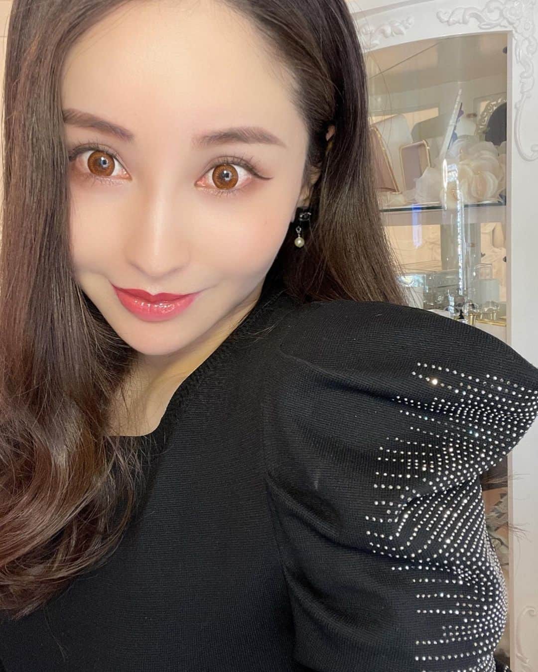 CHIKAさんのインスタグラム写真 - (CHIKAInstagram)「. 個性的なお洋服も大好き♡ . #ZARA #instafashion #instazara #個性的な服 #iPhone #iphone12maxpro #美肌#エステサロン #サロンオーナー #女性起業家 #女性経営者 #ノーファンデ #シーライン #リフトアップ #ハイフ #hifu #ダブロ #ダブロゴールド #コラーゲン生成 #アラフォー #ハーブピーリング #アクアシュア #ハイドラフェイシャル #毛穴ケア #毛穴レス #エイジングケア #アンチエイジング #基礎化粧品 #スキンケア #成長因子」1月17日 22時31分 - chika72714