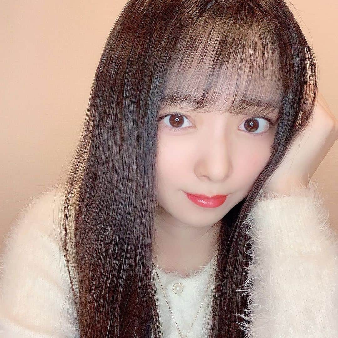 塚田百々花のインスタグラム：「きょとん ． ． ． 冬はもこもこだよね！ #冬 #もこもこ」