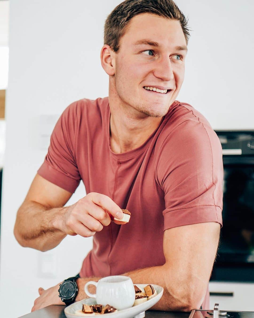 のインスタグラム：「Anzeige/Ad - Habt Ihr schon von den neuen @foodspring Vegan Protein bars gehört? Nein? Dann wird es aber höchste Zeit die leckeren Riegel einmal zu testen. Kein Soja, ordentlich Protein und ein echt leckerer Geschmack - egal ob straight als Riegel im Auto, fein als Crumble auf dem Shake oder wie ich sliced auf dem Obst. 😋 #foodspring #foodspringfamily #vegan #protein #veganproteinbar #snacktime」