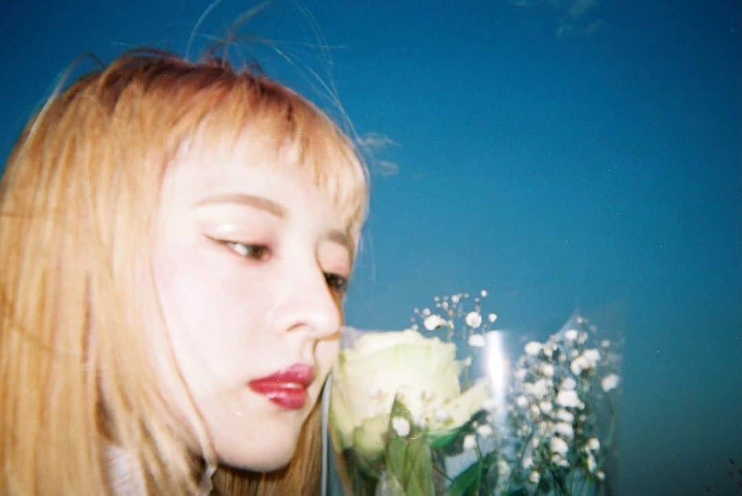 Yumeのインスタグラム：「24歳になりました~🎂🤍🤍 たくさんのメッセージやストーリーありがとう😢🤍  毎年言ってるけど、別に日常となんも変わらない誕生日を特別なものにしてくれるのはみんながたっくさん祝ってくれるから😭✨✨  なんかさ~ゆめって やってること常に変わってるし、なかなか会えないのに こうしてずっと応援してもらえてるなんて幸せすぎだな~って改めて感じました😭  この前のインライでも感じた！！！  ファンのみんなが1人でもいる限り、 応援していてくれる限り、 発信を辞めないし、 “ゆめ”として活動していきます☺️  24歳の目標は、 いろいろあるんだけど、  まずは、フォローしてくれてるみんなに何かを与えられる存在で居続けること。（ためになる情報もそうだけどワクワクキラキラとか、マインド的なことも！） ゆめのことフォローしてくれてるって何かの縁だと思うから みんなに幸せに生きて欲しい🤣 好きなことやって好きなように生きて欲しい！！！🤍  それと、私自身はもっともっとパワーアップして好きなことを全力でやり続けられるように生きる！！！  これからも俗に言うインフルエンサーではないかもしれない、応援方法もよくわからないよね、自分でも何屋さんかわからんから(笑)  けど、職業＝ゆめ で全力で頑張っていくので！ 一緒にいてくれたら嬉しいです🤍  みんな愛してるよ〜💗💗💗  以上！ゆめぴでした！ 2021.01.17🤍  自粛してるから土手で撮影www #フィルムカメラ#写ルンです#オン眉#ピンクヘアー」