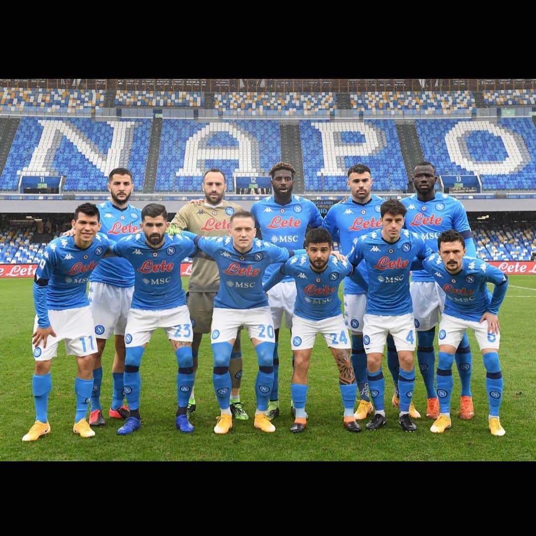 コスタス・マノラスのインスタグラム：「Grande partita da parte di tutti!! Forza Napoli !💙💙⚽️」