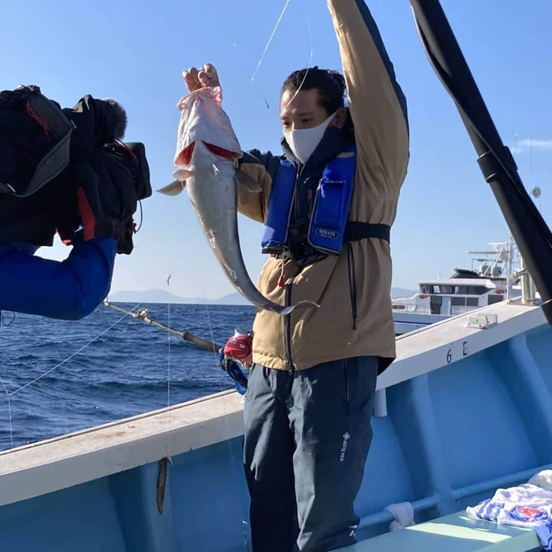 渡部豪太さんのインスタグラム写真 - (渡部豪太Instagram)「沢山釣る事が出来ました。実はかなりの船酔いでなかなかハードな舞台裏でした。が、真鱈釣り楽しかったです！ 釣った魚は美味しく頂きました😋 今度はタイを釣りたいです！  #釣り人万歳 #岩手県 #宮古市 #釣り #真鱈」1月17日 22時41分 - gotawatabe